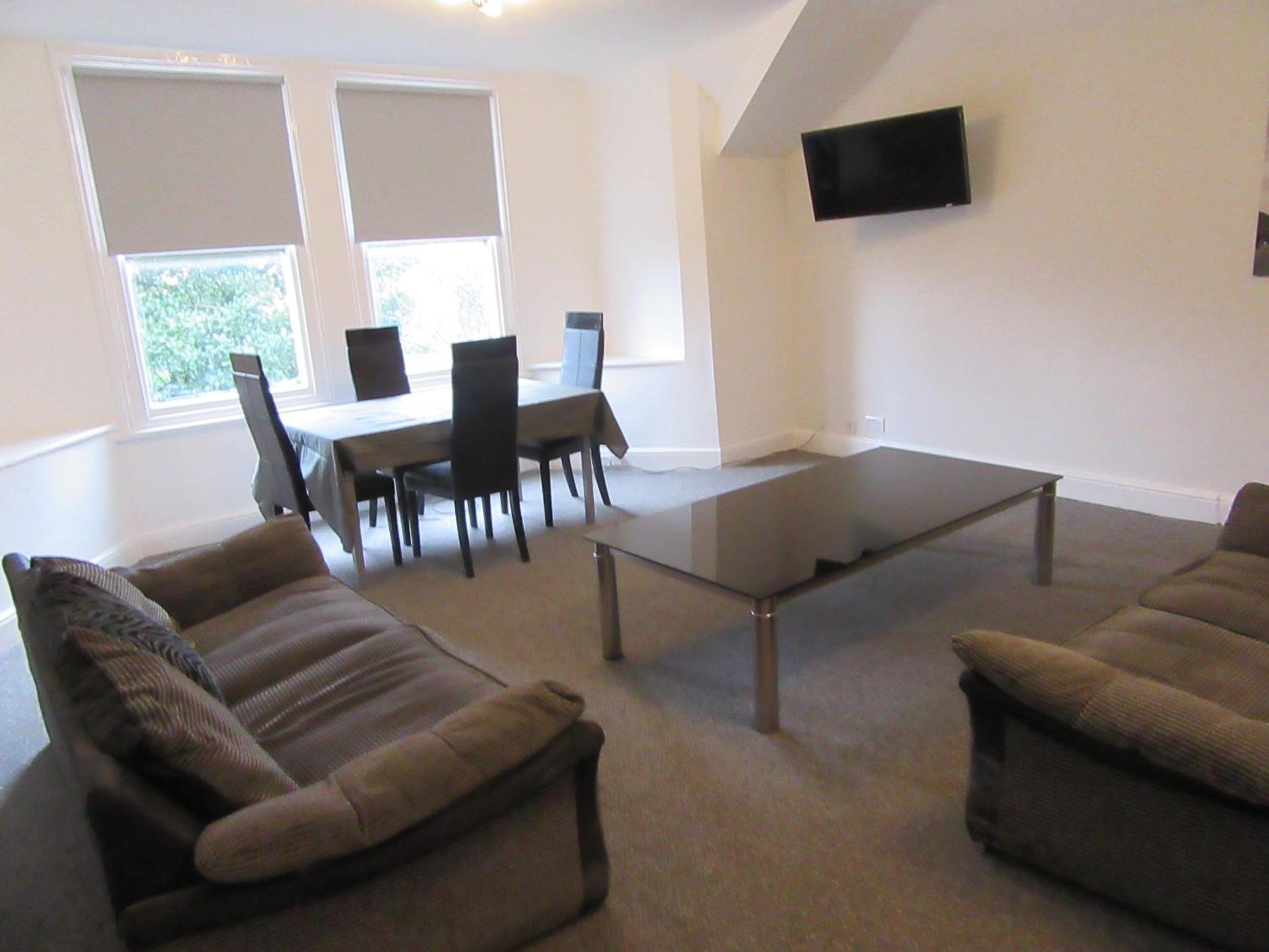 No 9 AT IVANHOE - LARGE 2 BED NEAR SEFTON PARK AND LARK LANE view 2