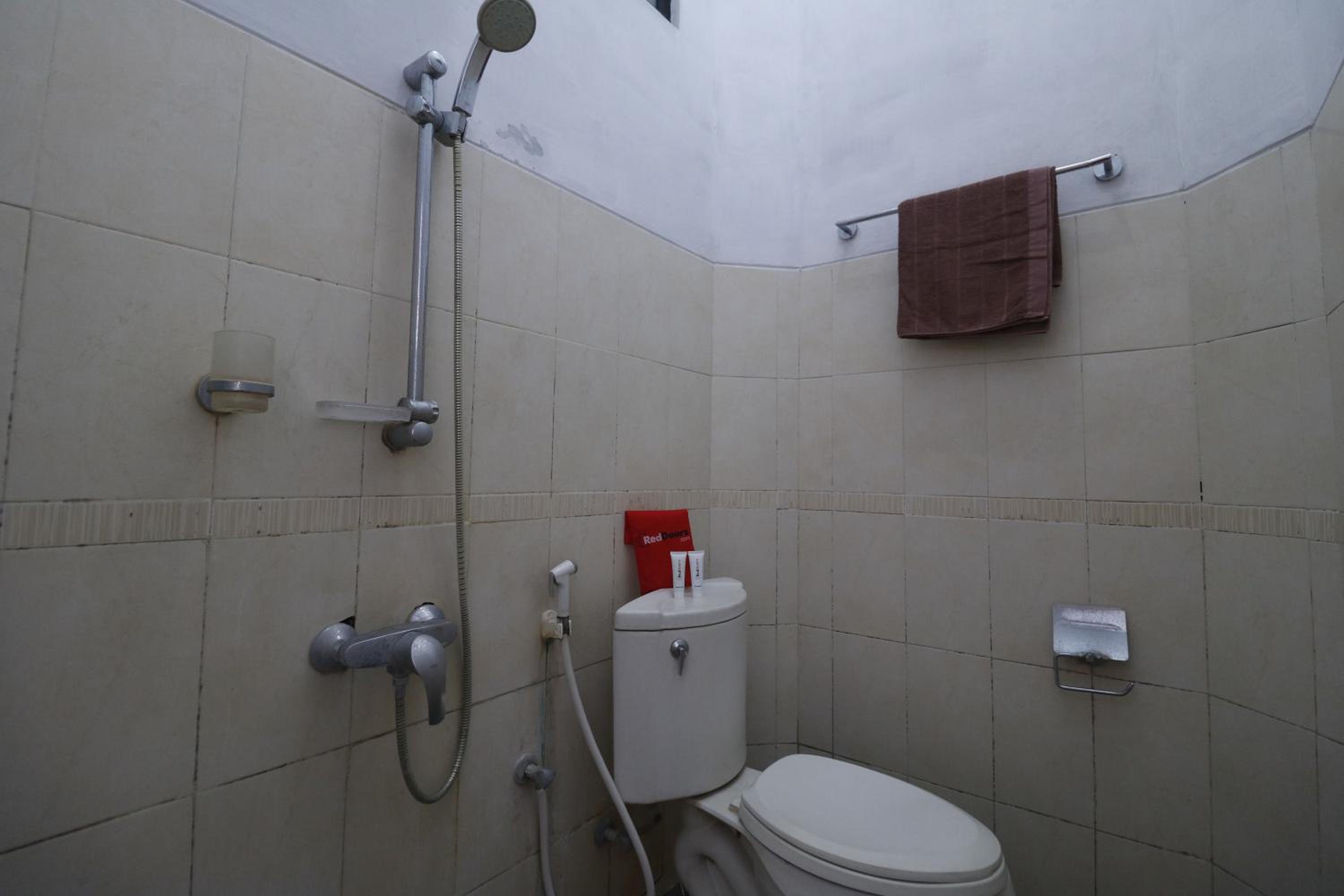 RedDoorz Plus near Undip Tembalang, Semarang - 18