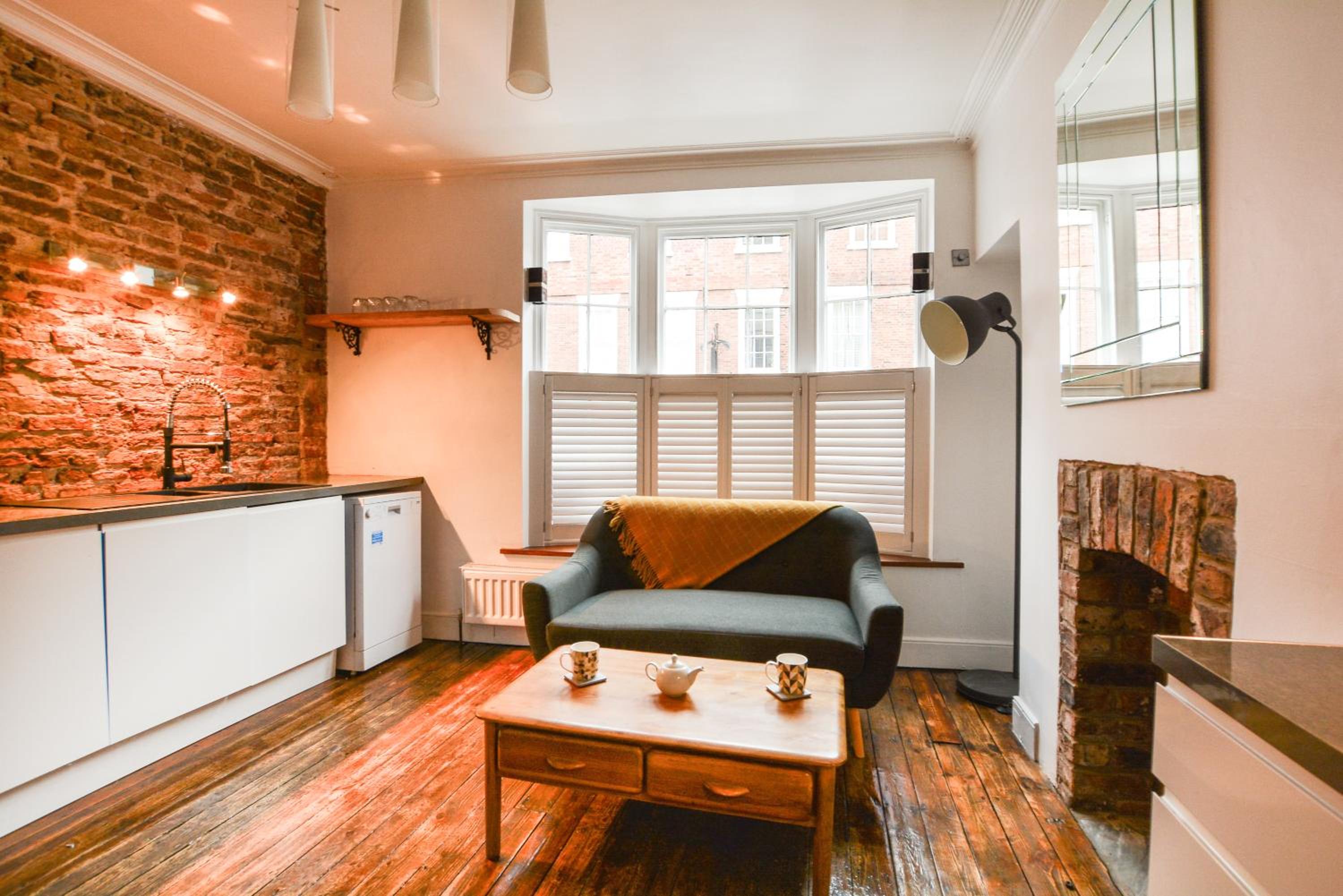 The LOCATION- 1 FREE PRIVATE PARKING SPACE - 60 SECOND WALK 2 MINSTER! view 2