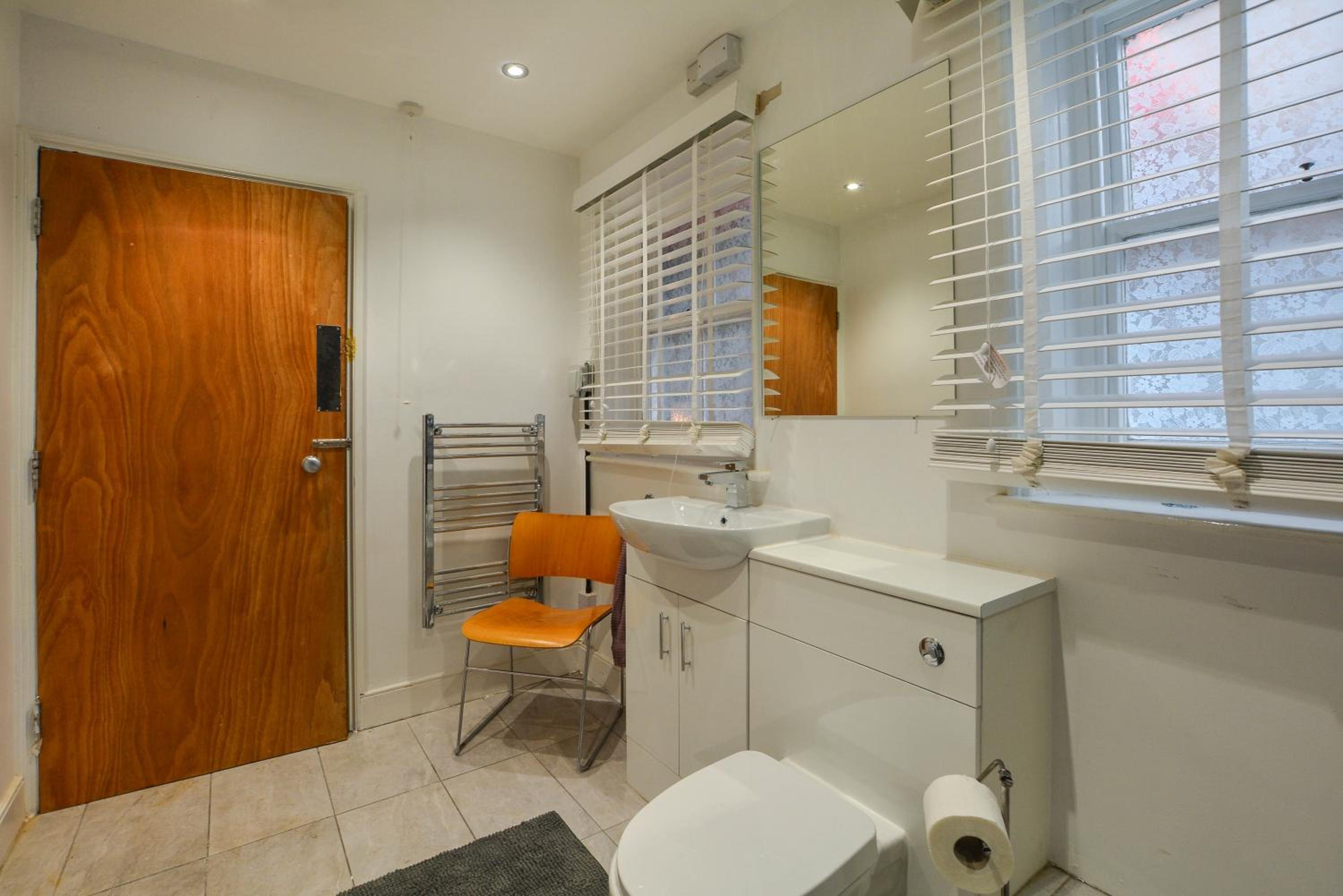 The LOCATION- 1 FREE PRIVATE PARKING SPACE - 60 SECOND WALK 2 MINSTER! view 5