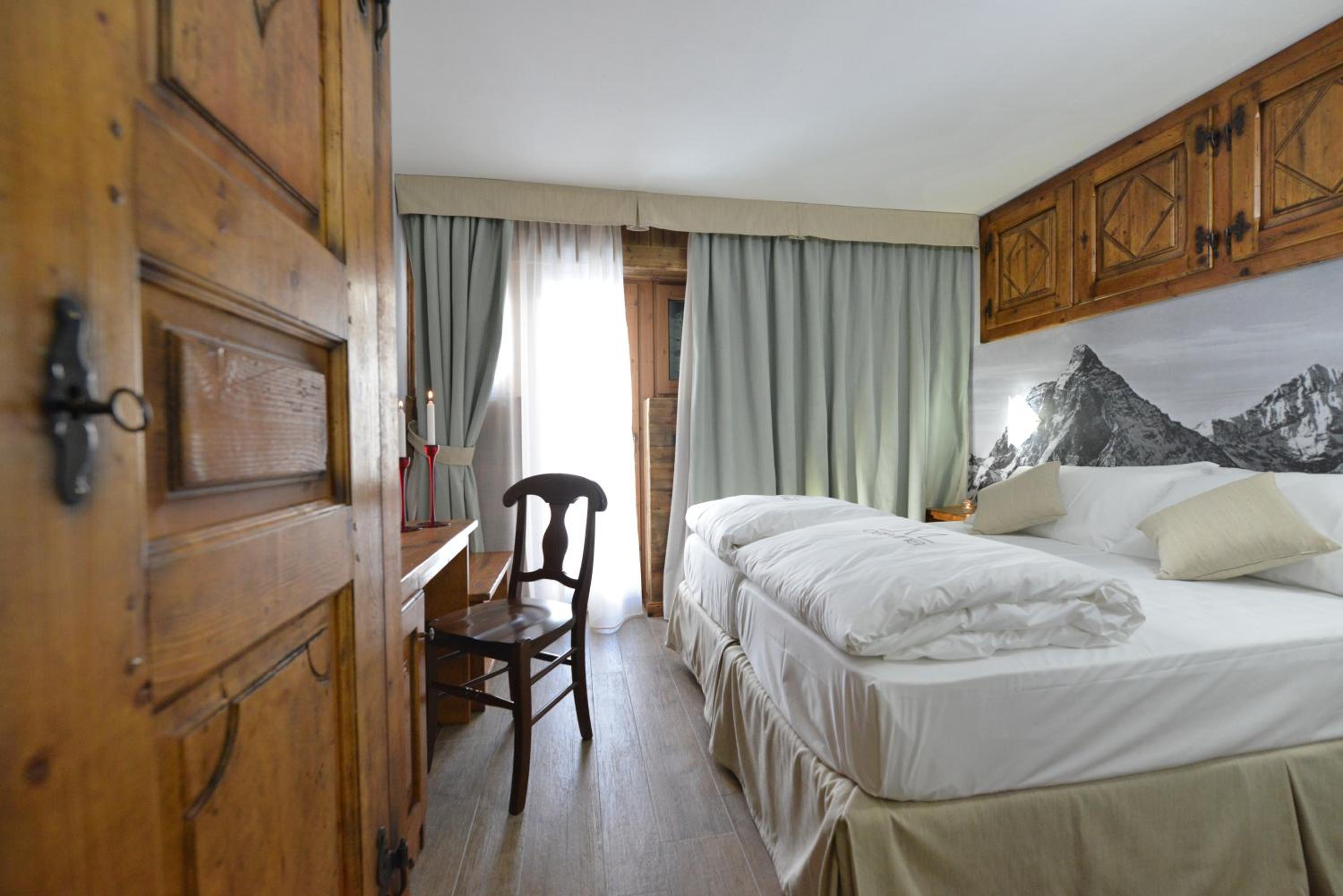 M4478 Mollino Rooms view 3