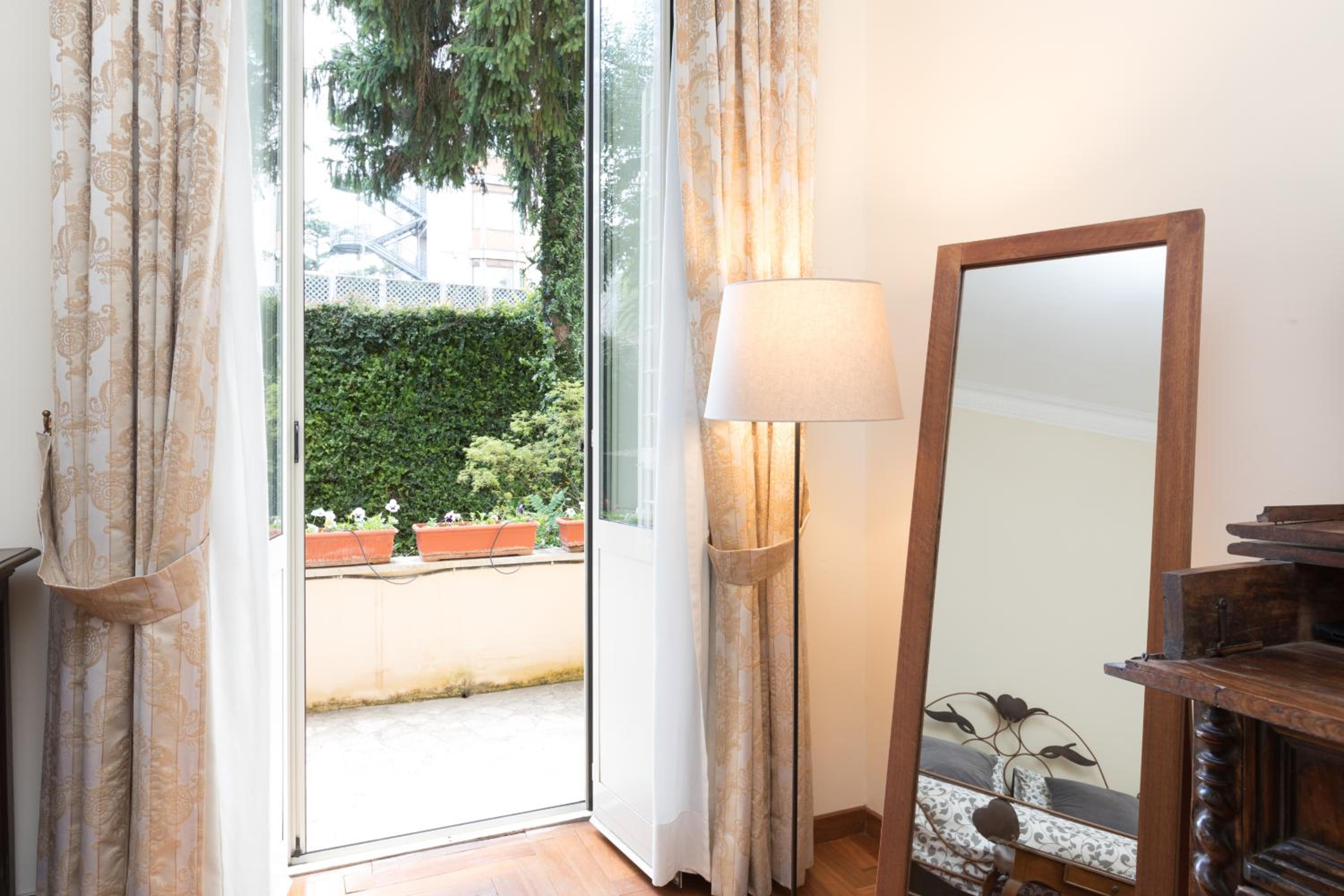 Amazing 4 bedrooms apartment with garden