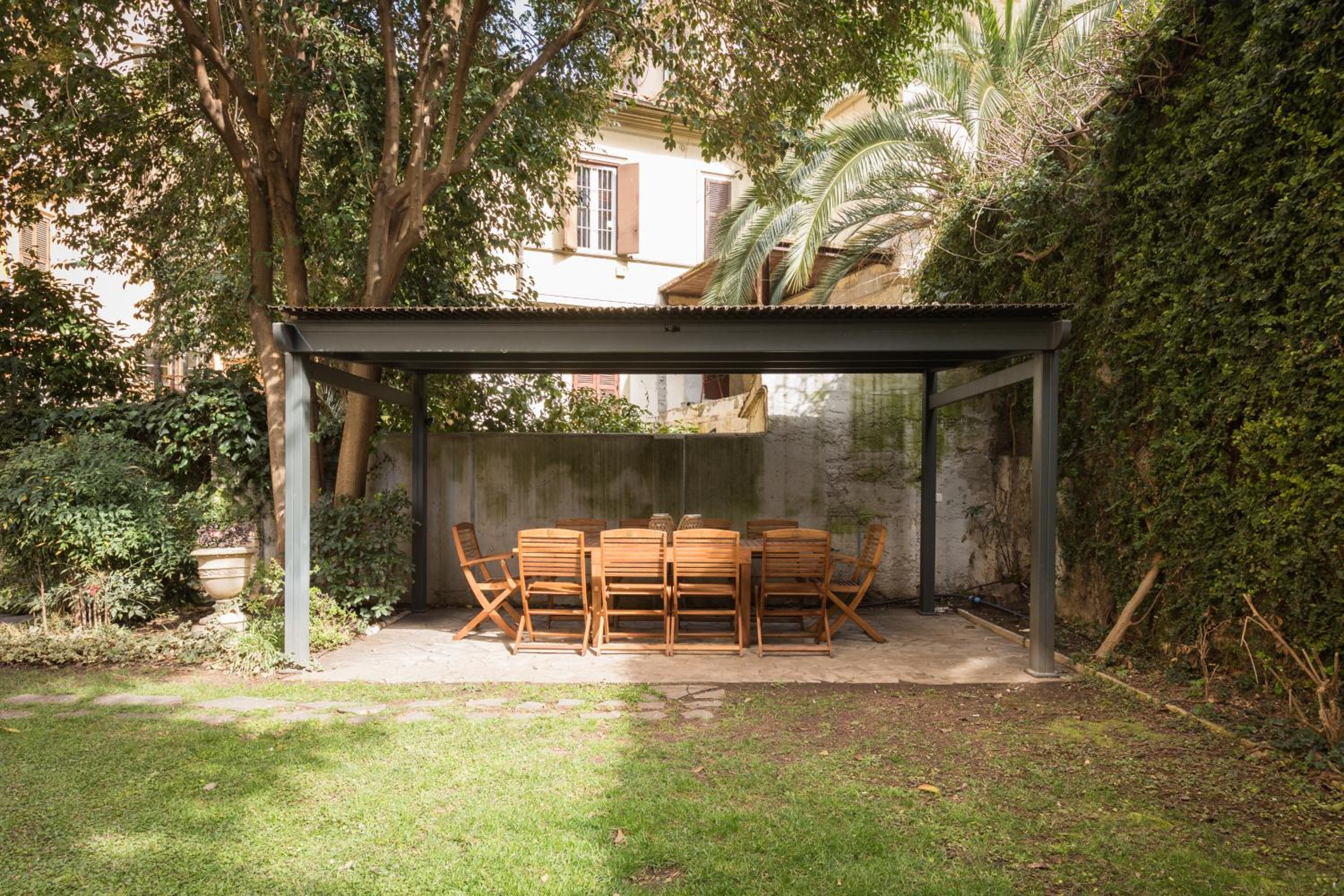 Amazing 4 bedrooms apartment with garden