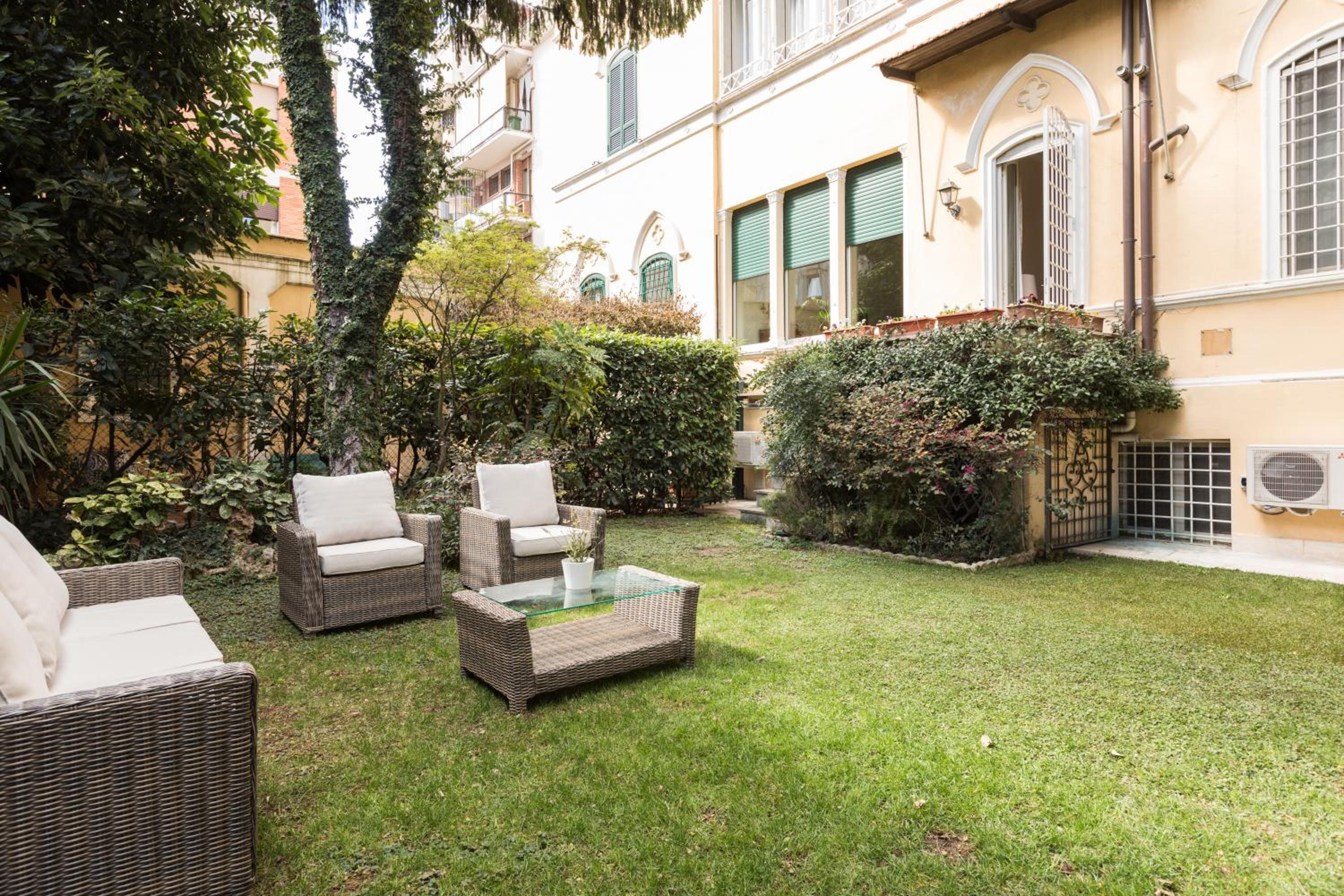 Amazing 4 bedrooms apartment with garden