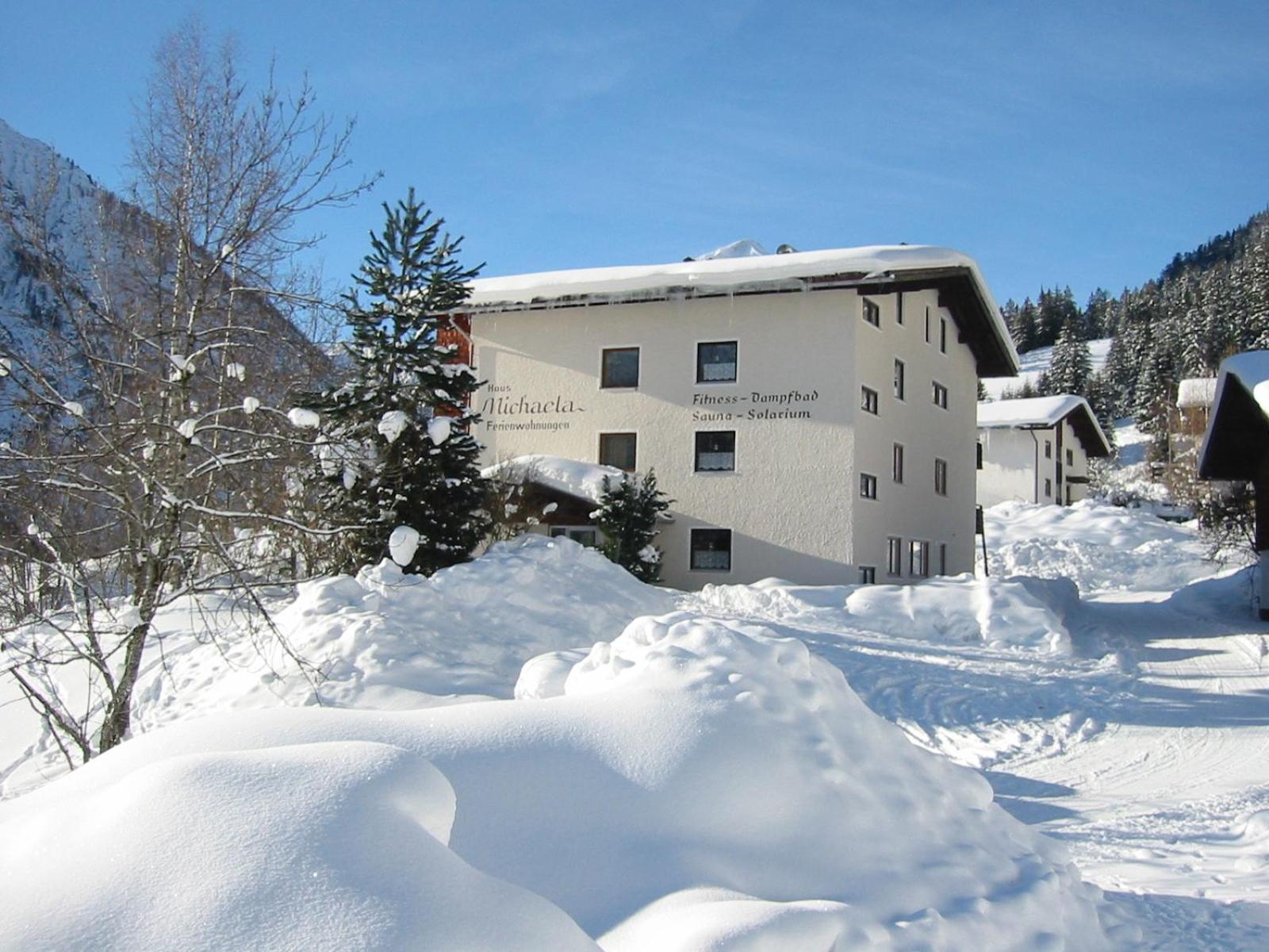 WOLF RETREAT Apartments im Lechtal davor Appartementhaus Michaela