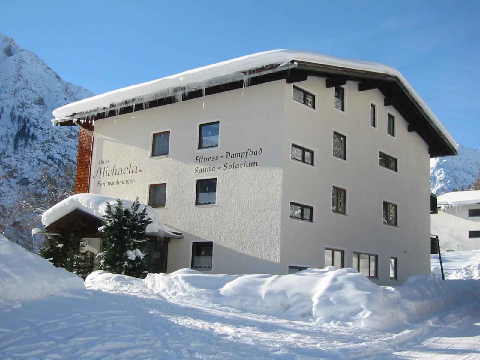 WOLF RETREAT Apartments im Lechtal davor Appartementhaus Michaela