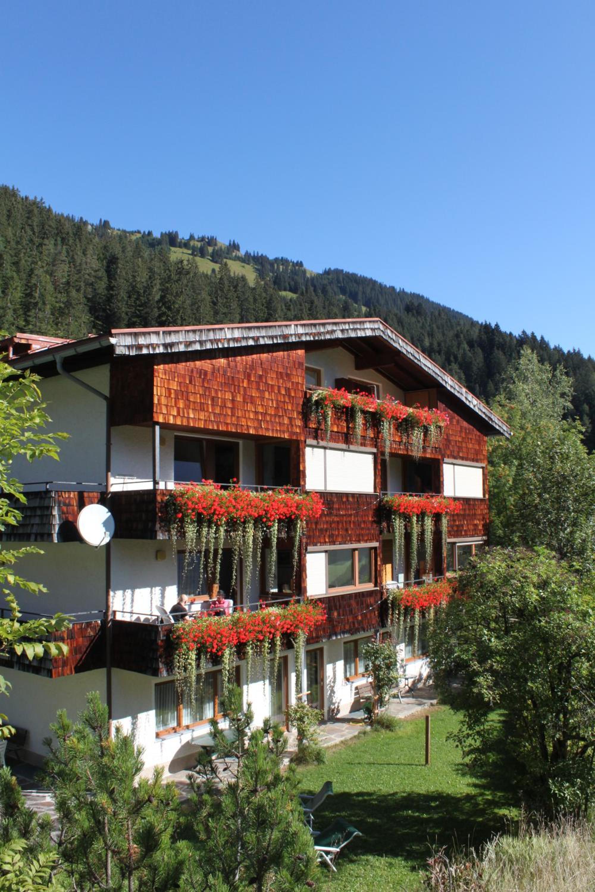 WOLF RETREAT Apartments im Lechtal davor Appartementhaus Michaela