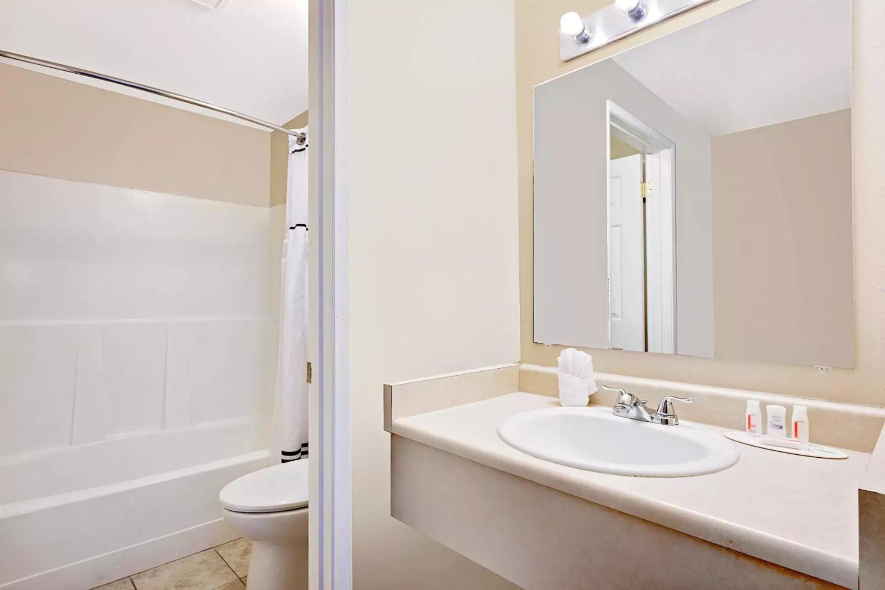 Days Inn by Wyndham Lakewood South Tacoma