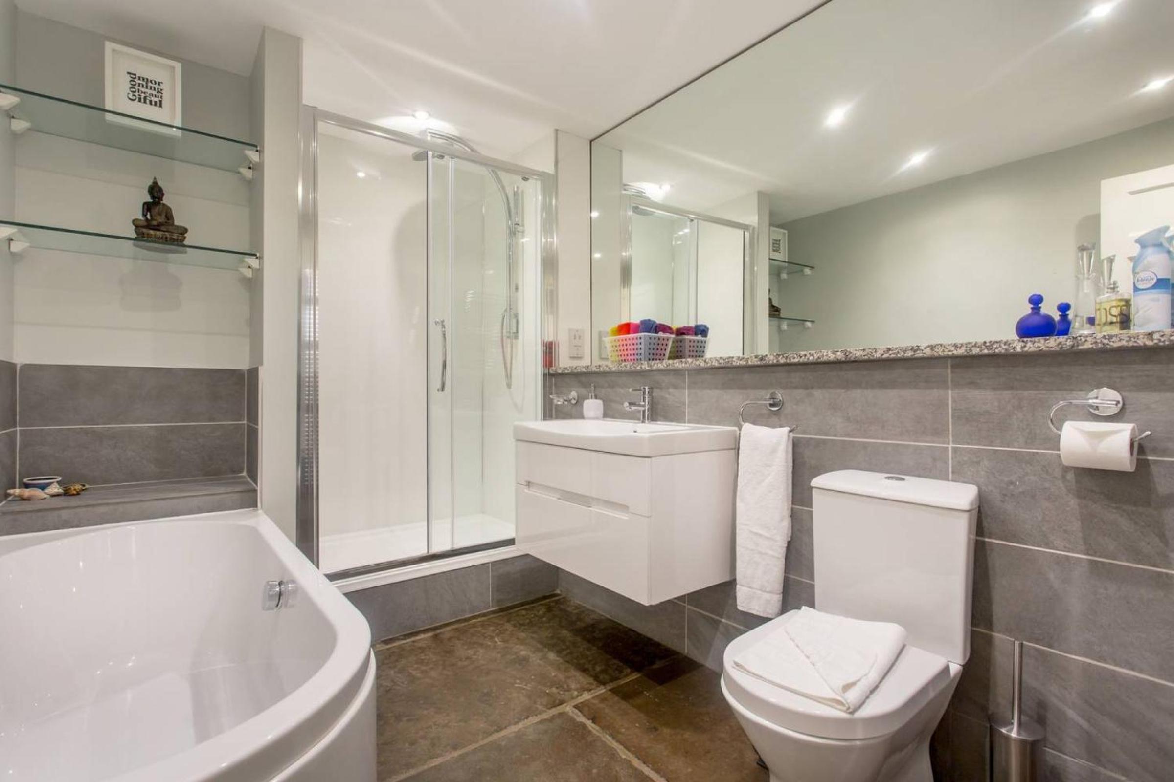 JOIVY Spacious 2 Bed Apt in Ideal City Centre Location view 3