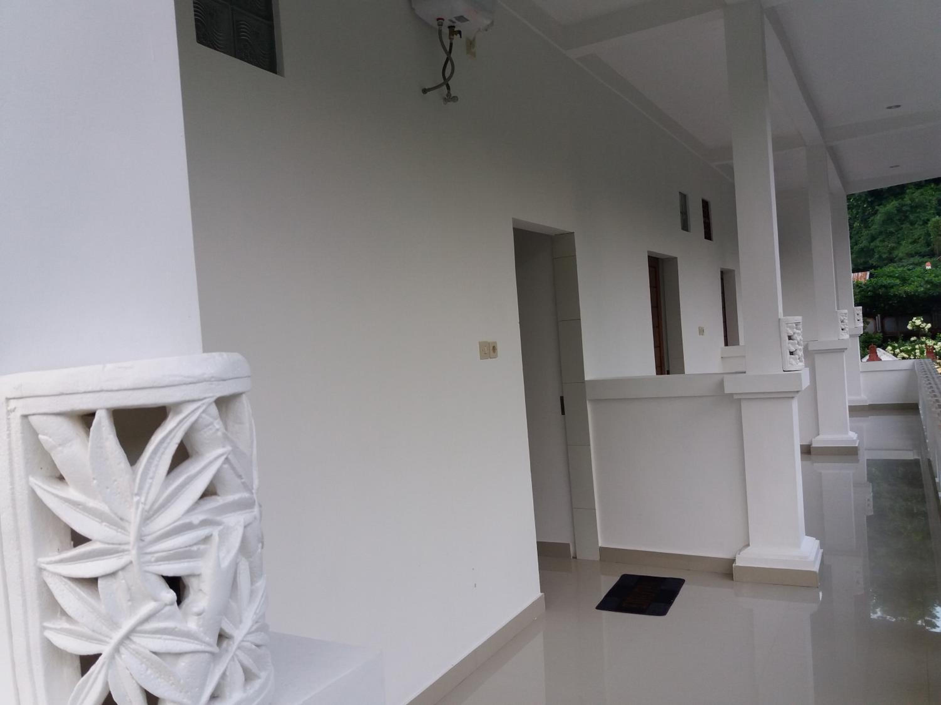 Warung Jemeluk & Home Stay