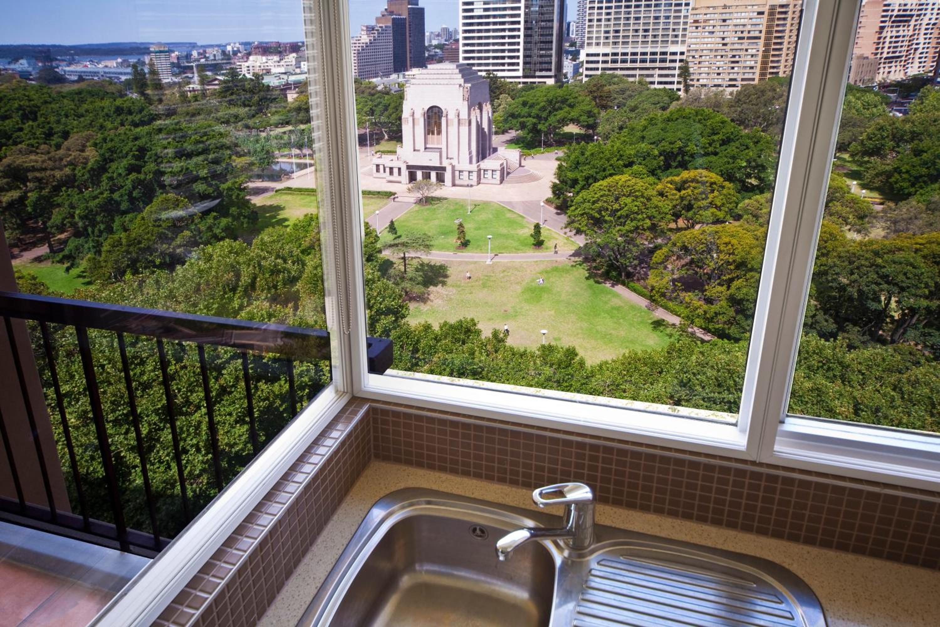 Hotel Hyde Park Inn - Image 1