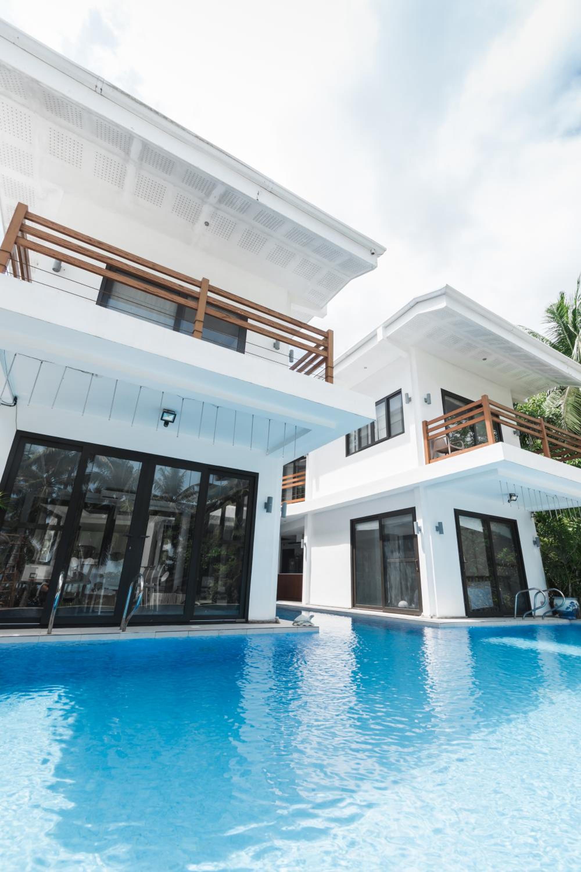 The Whitehouse by the Sea