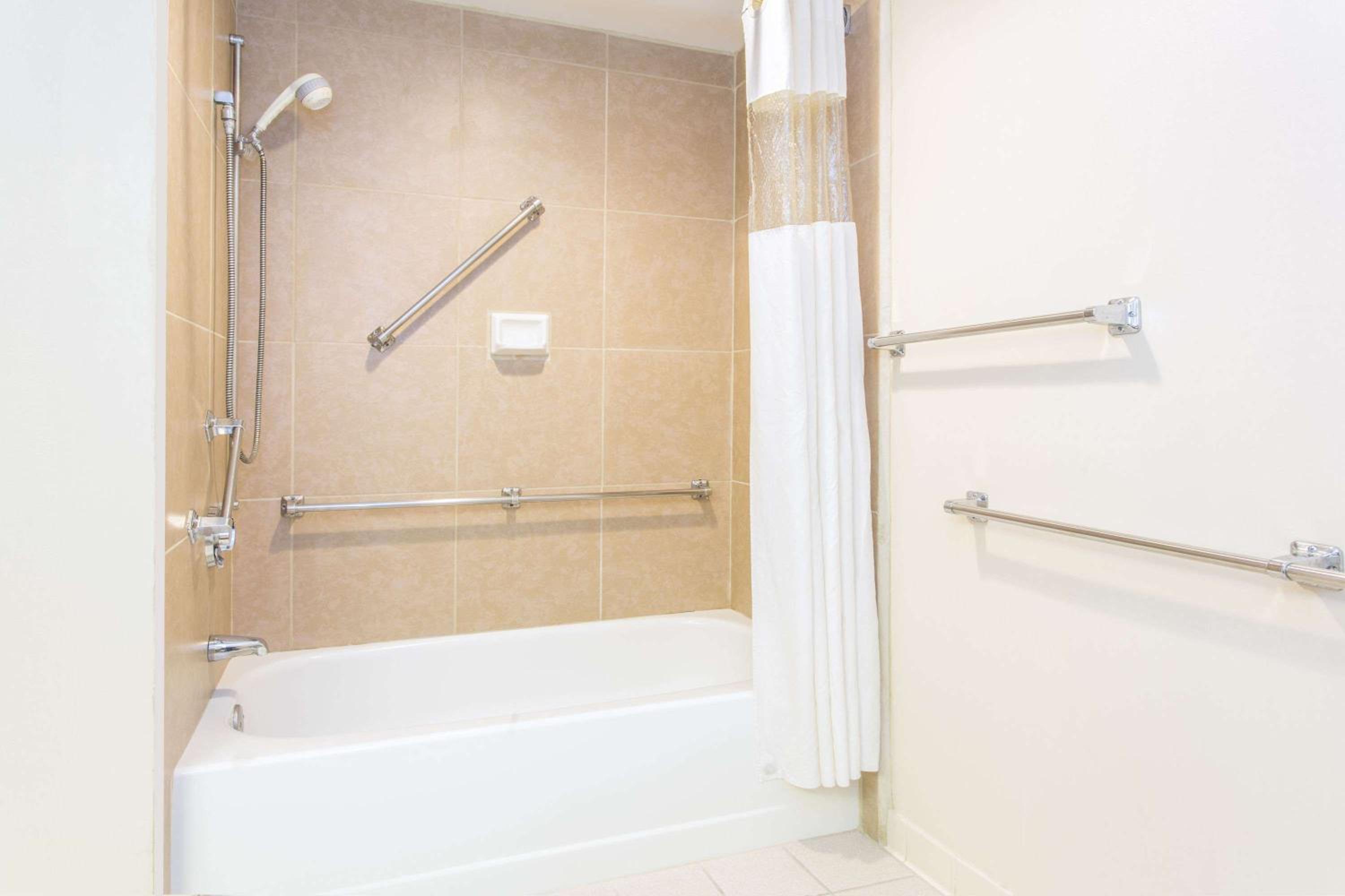 Baymont by Wyndham Cincinnati Sharonville - Property Image 20