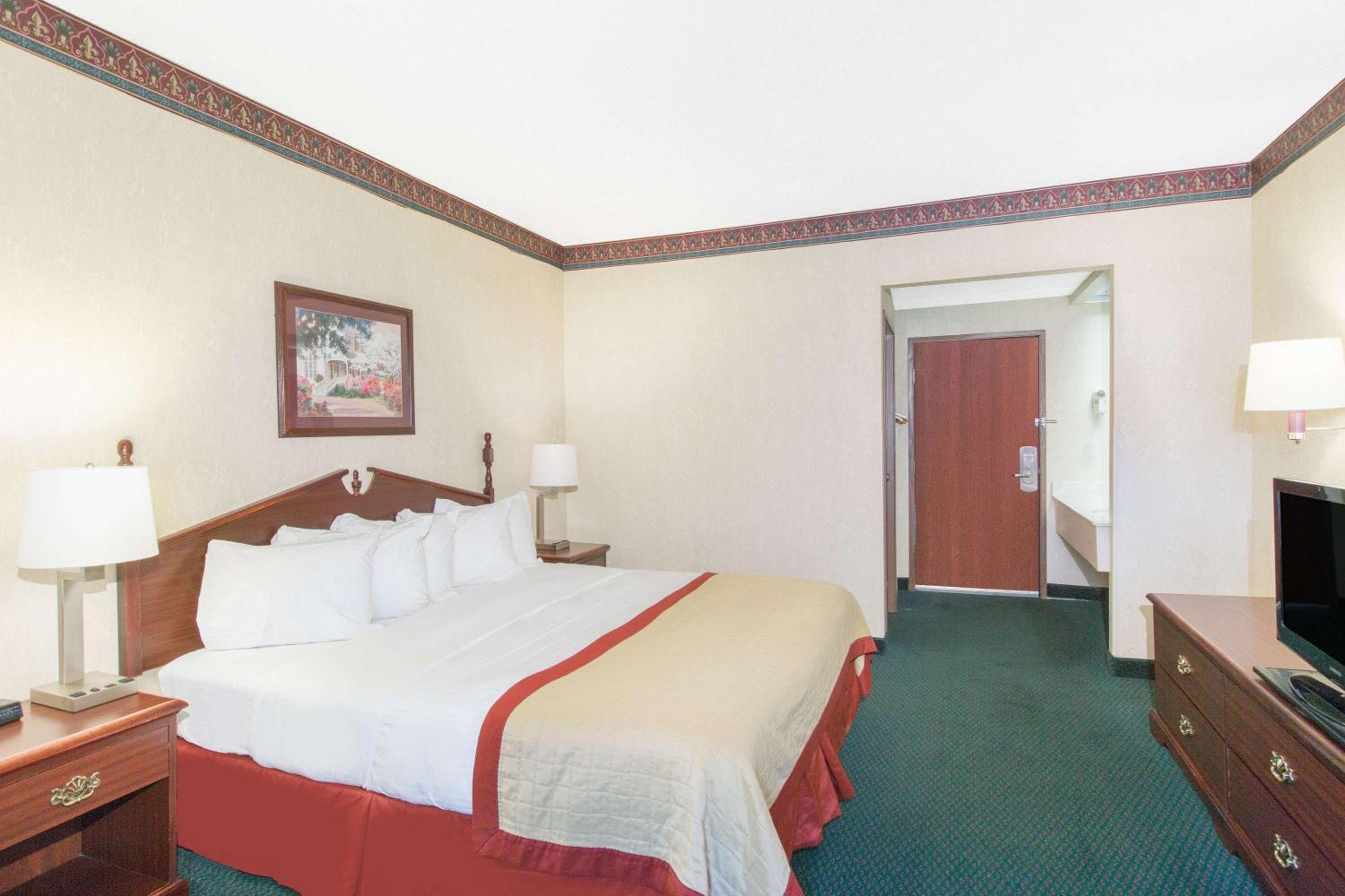 Jonesboro Vacations - Baymont by Wyndham Jonesboro - Property Image 2