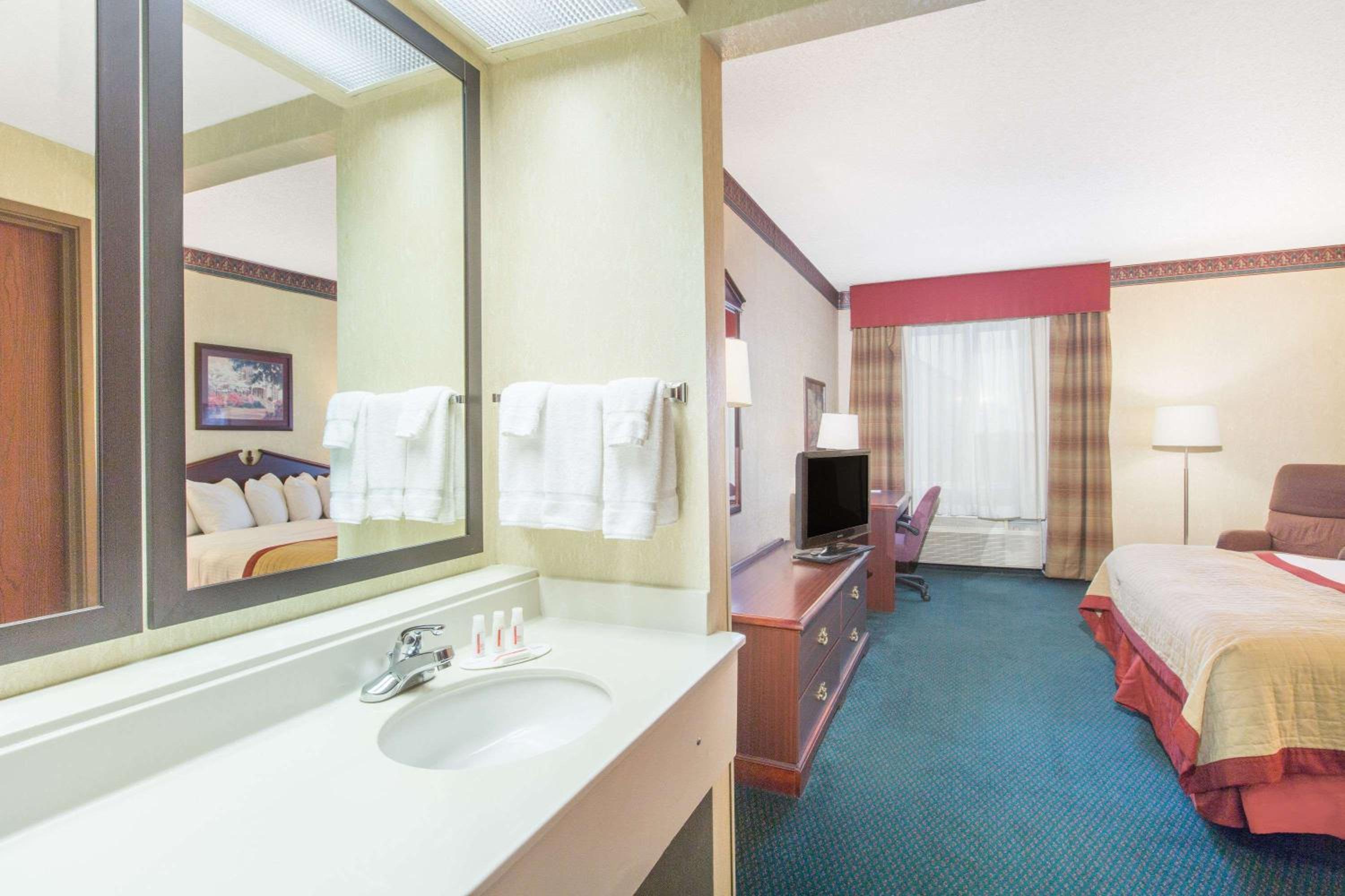 Jonesboro Vacations - Baymont by Wyndham Jonesboro - Property Image 3