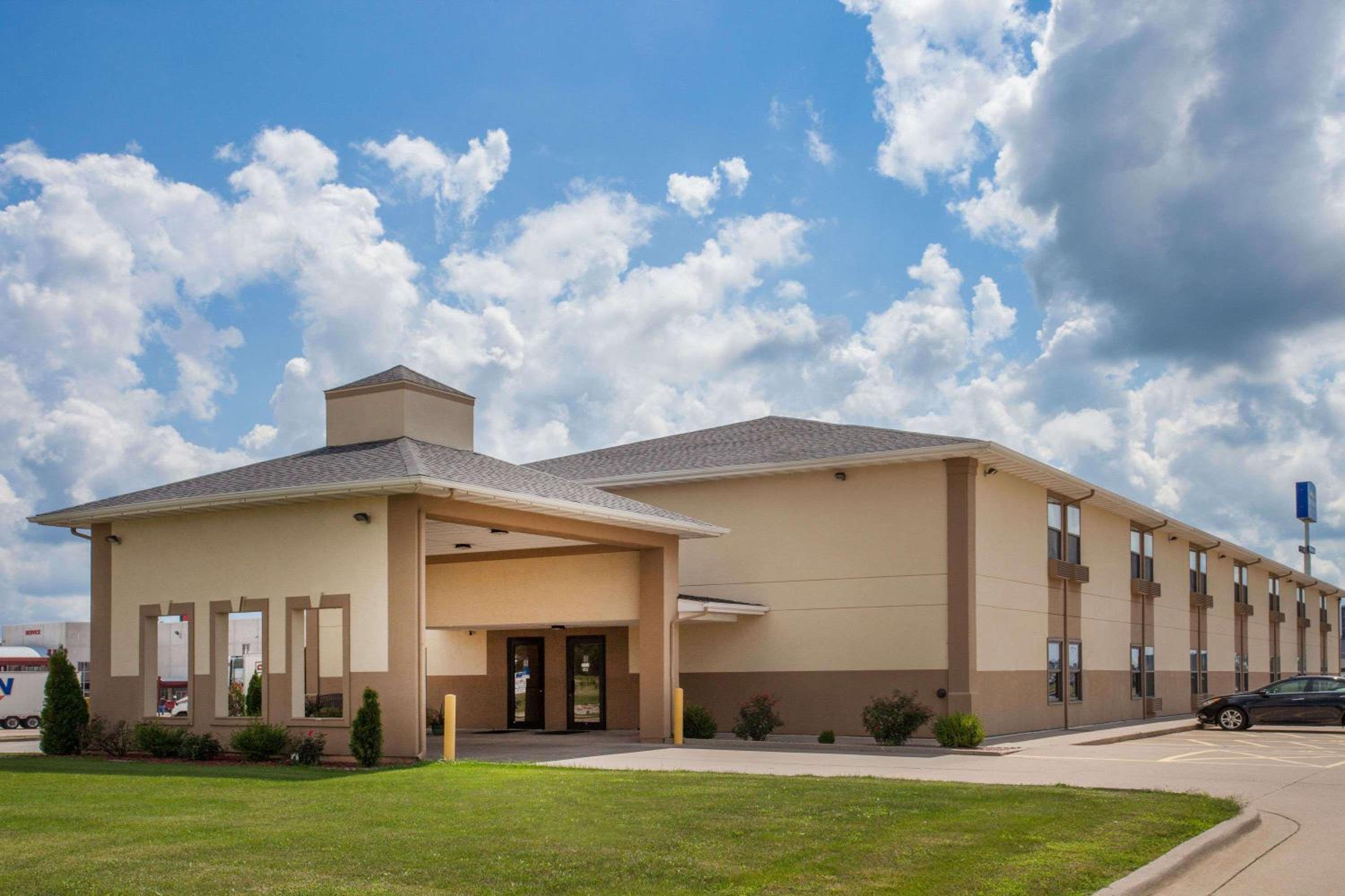Peoria Vacations - Baymont by Wyndham Morton - Property Image 1