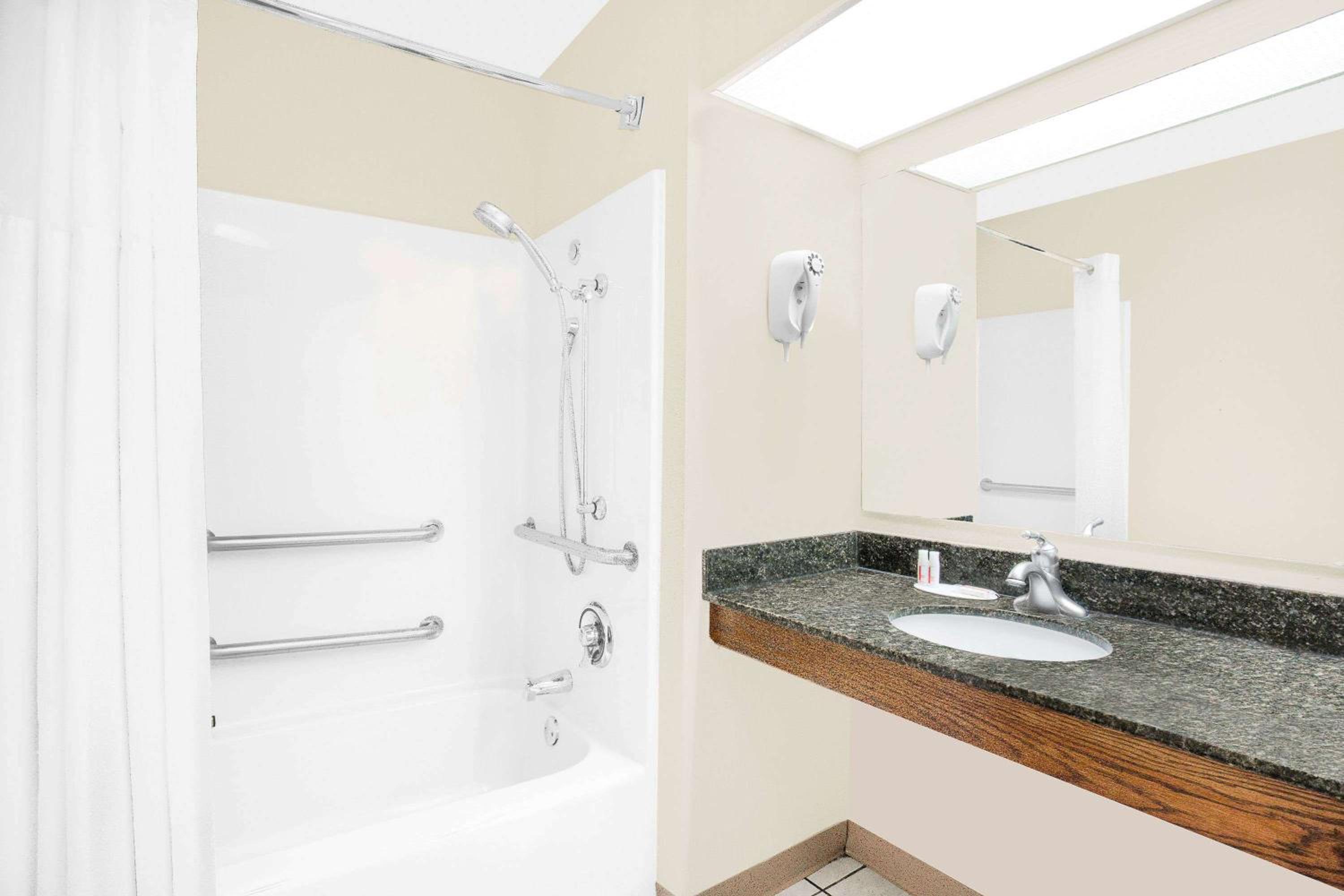 Roanoke Rapids Vacations - Baymont by Wyndham Roanoke Rapids - Property Image 2