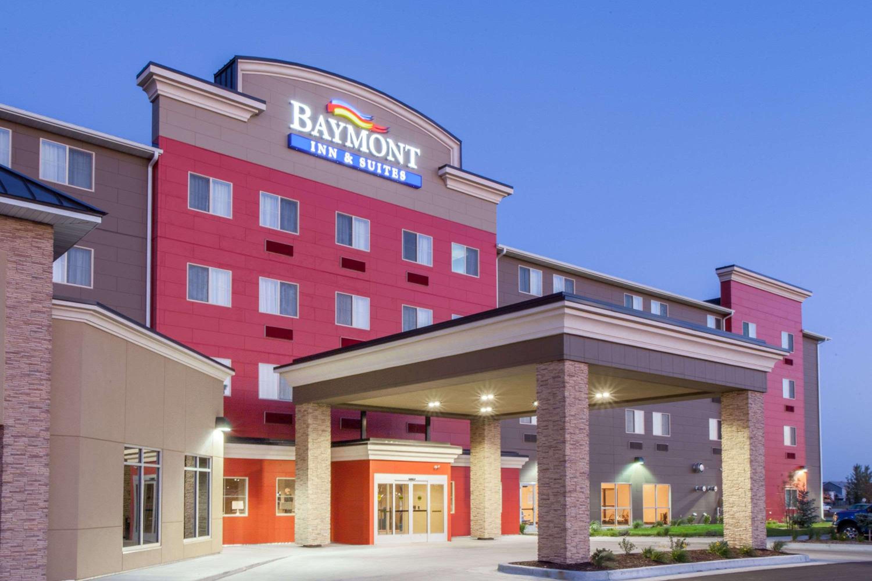 Hotel Baymont by Wyndham Grand Forks - Image 1