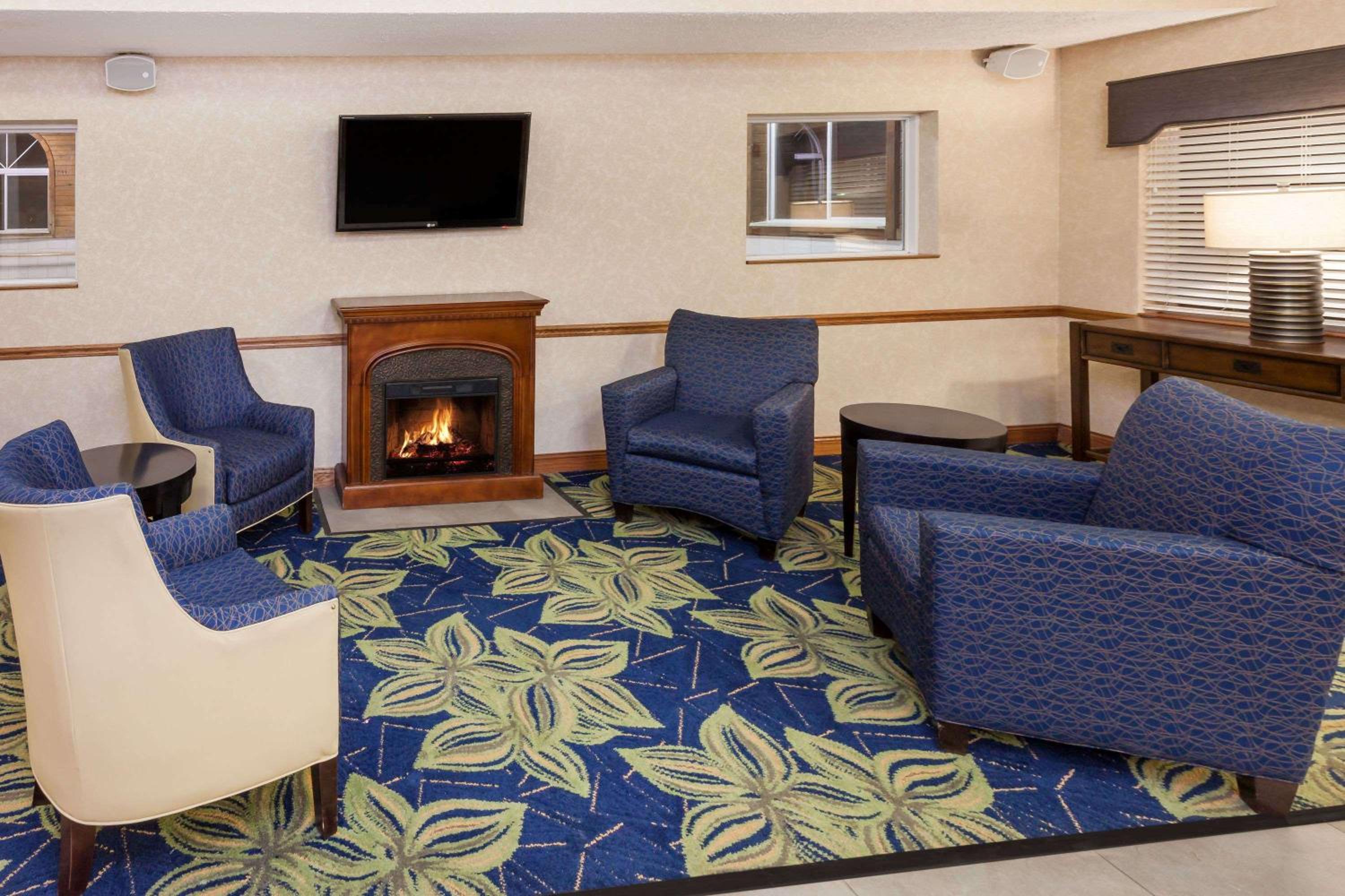 Galesburg Vacations - Baymont by Wyndham Galesburg - Property Image 4