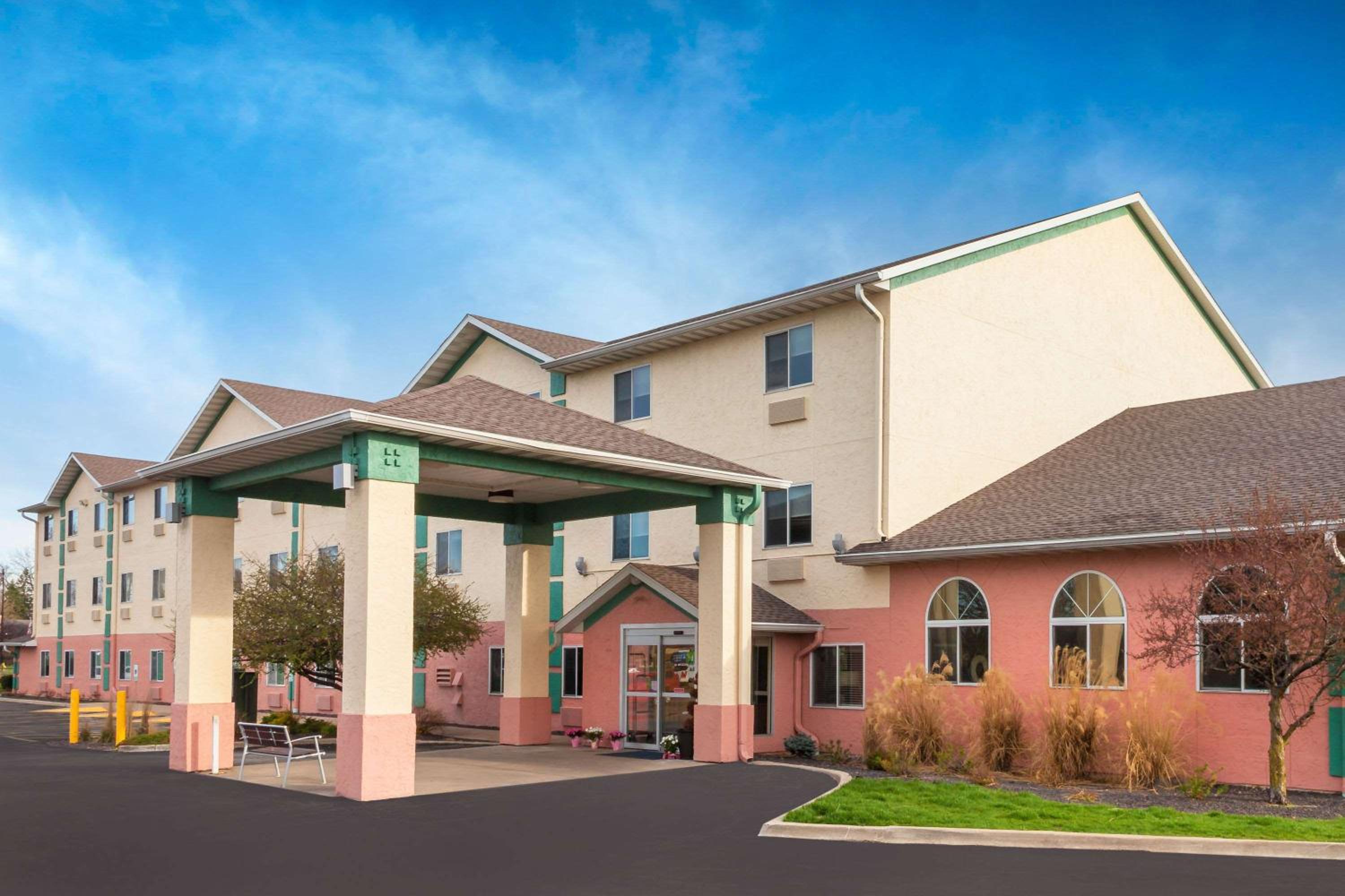 Galesburg Vacations - Baymont by Wyndham Galesburg - Property Image 1