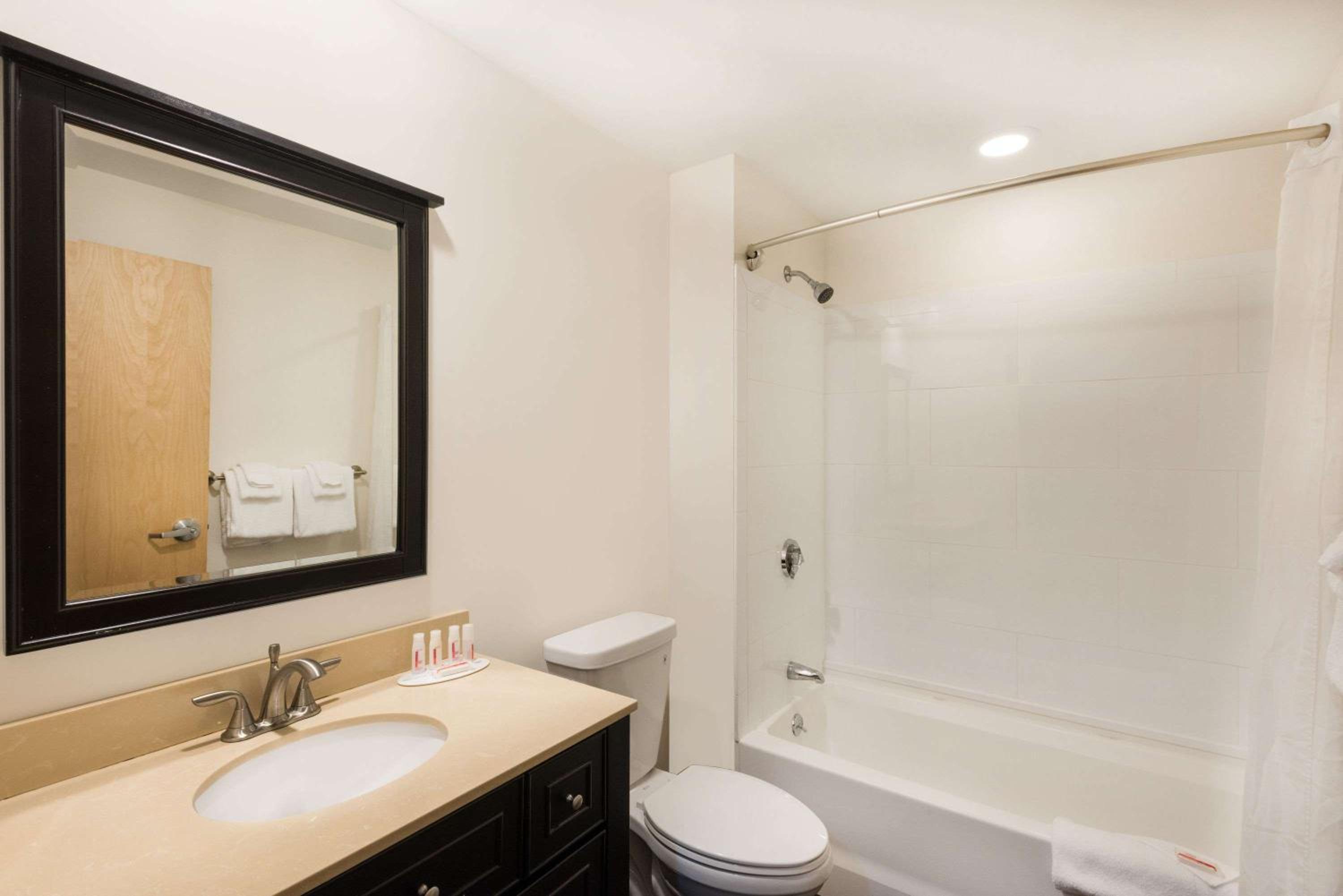 Quincy Vacations - Howard Johnson by Wyndham Quincy/ Boston - Property Image 27