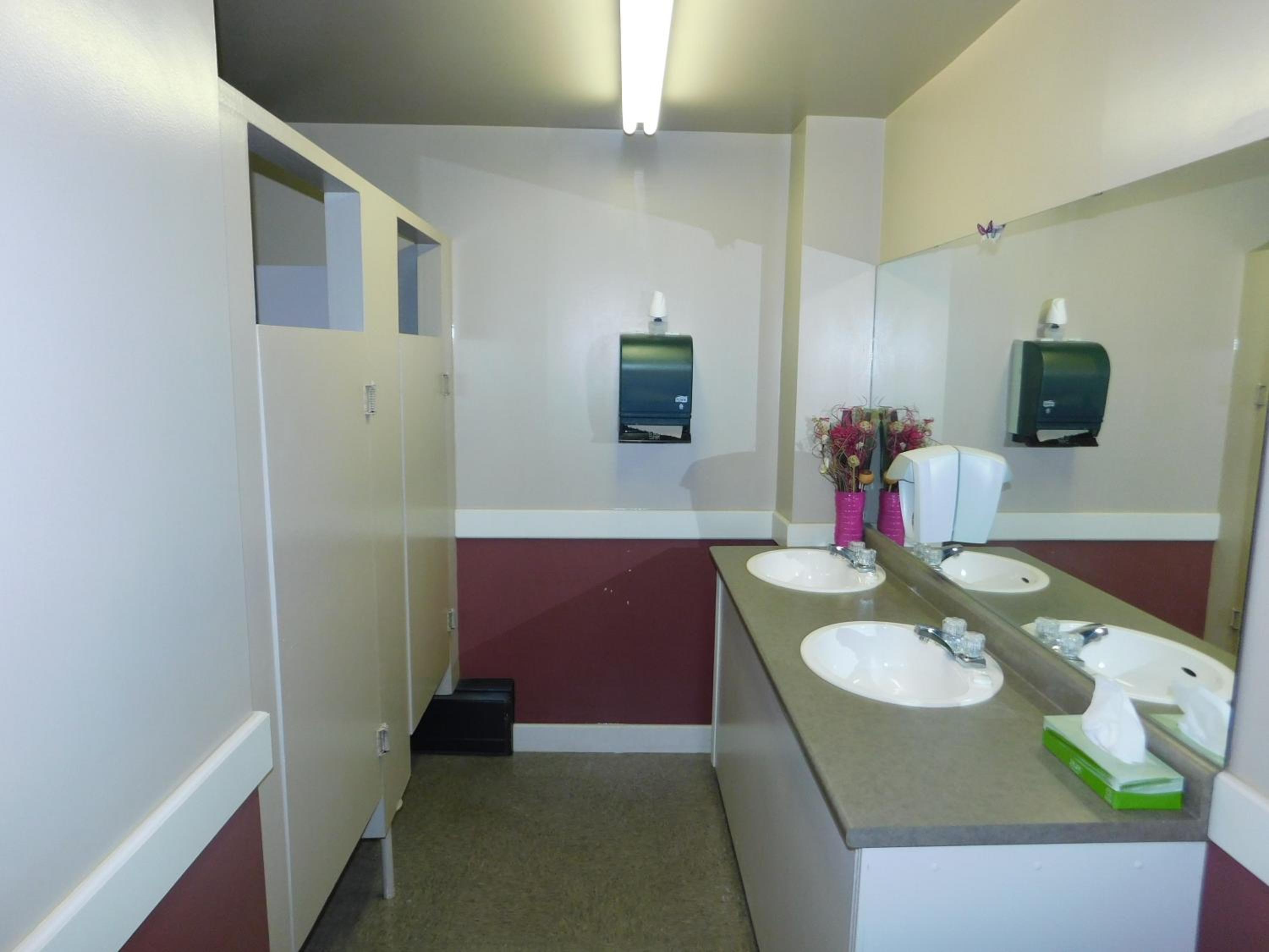 Hinton Vacations - Timberland Hotel - Property Image 2