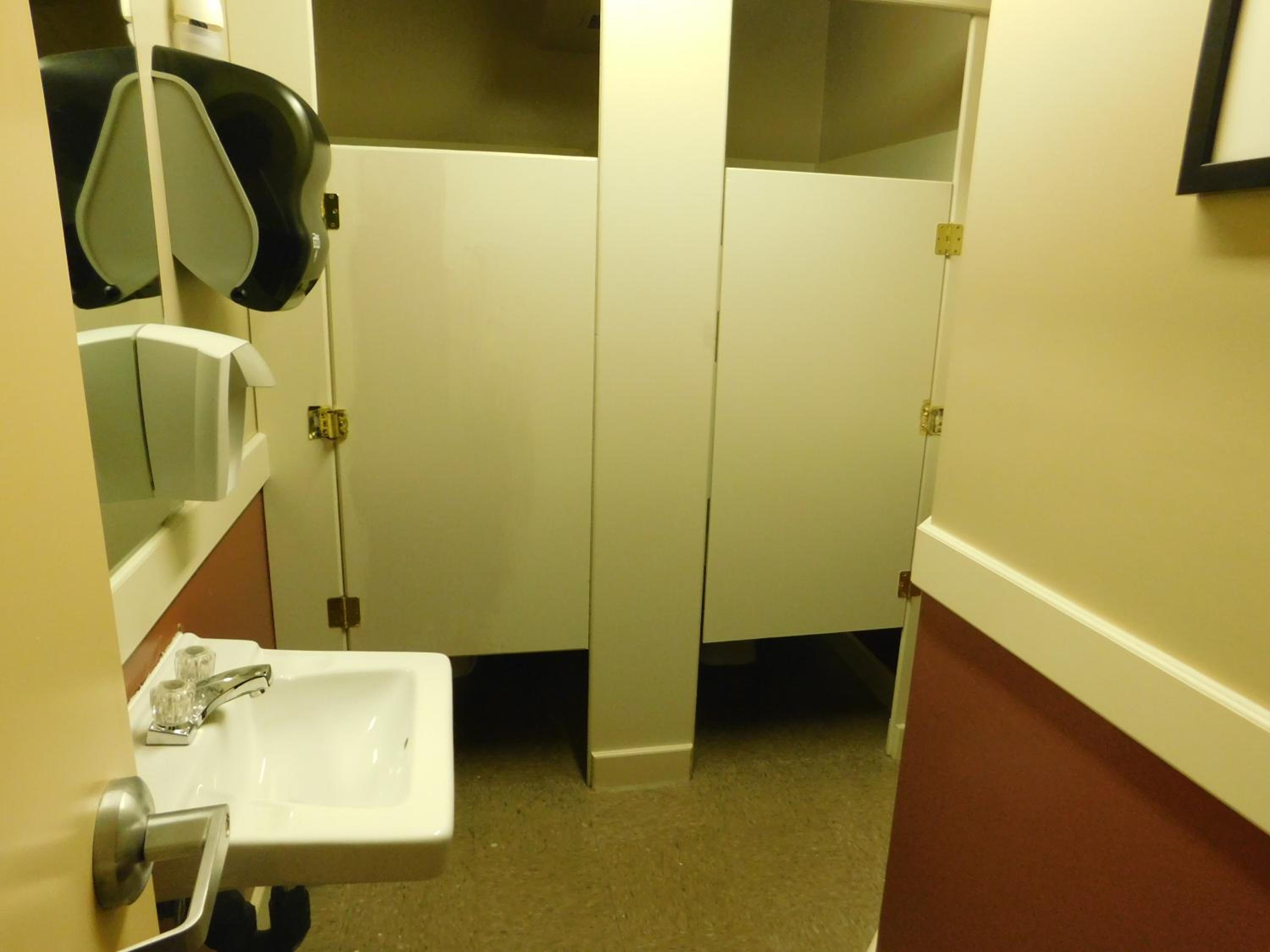 Hinton Vacations - Timberland Hotel - Property Image 3