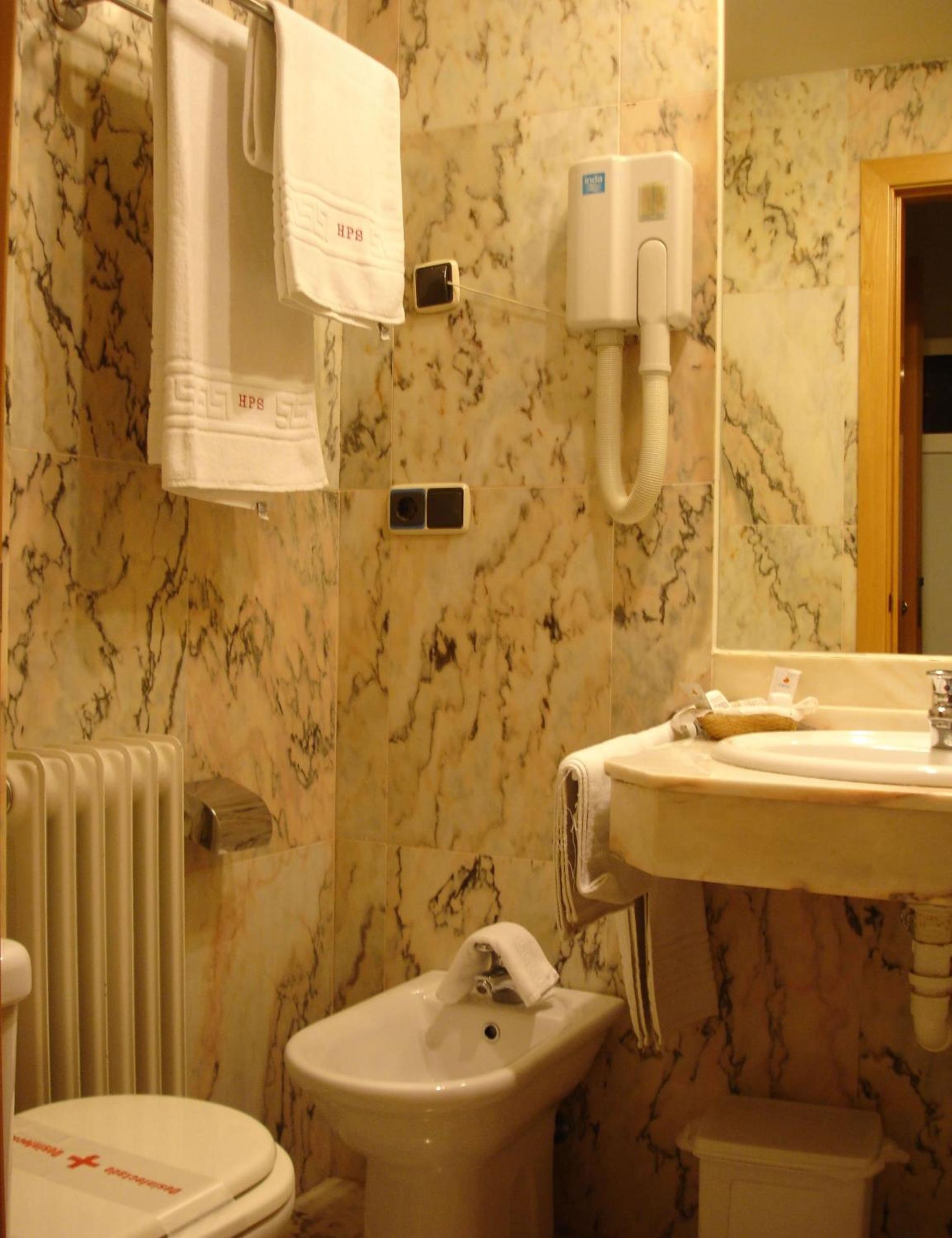 Albergue Revolutum Hostel
