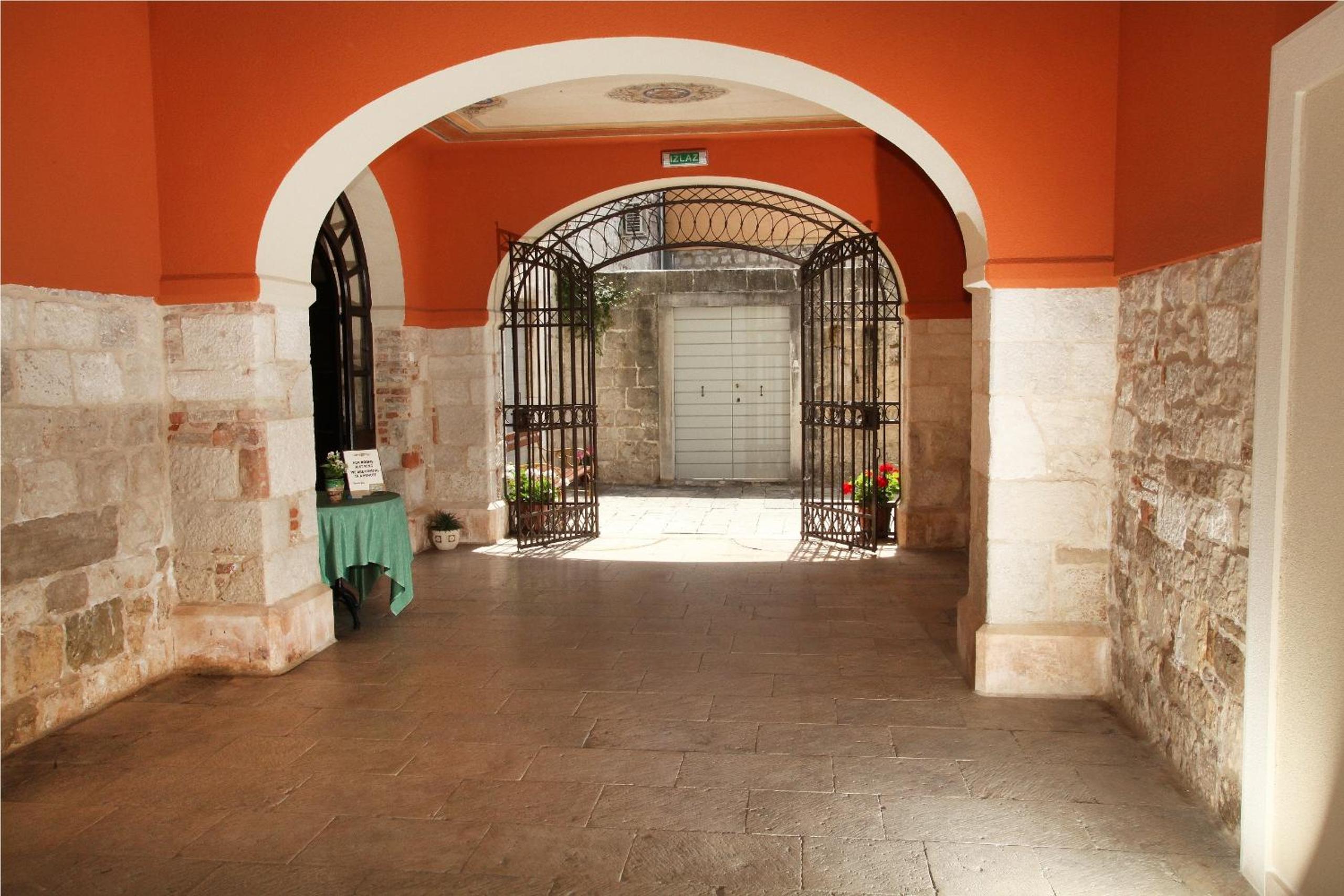 Photo 33