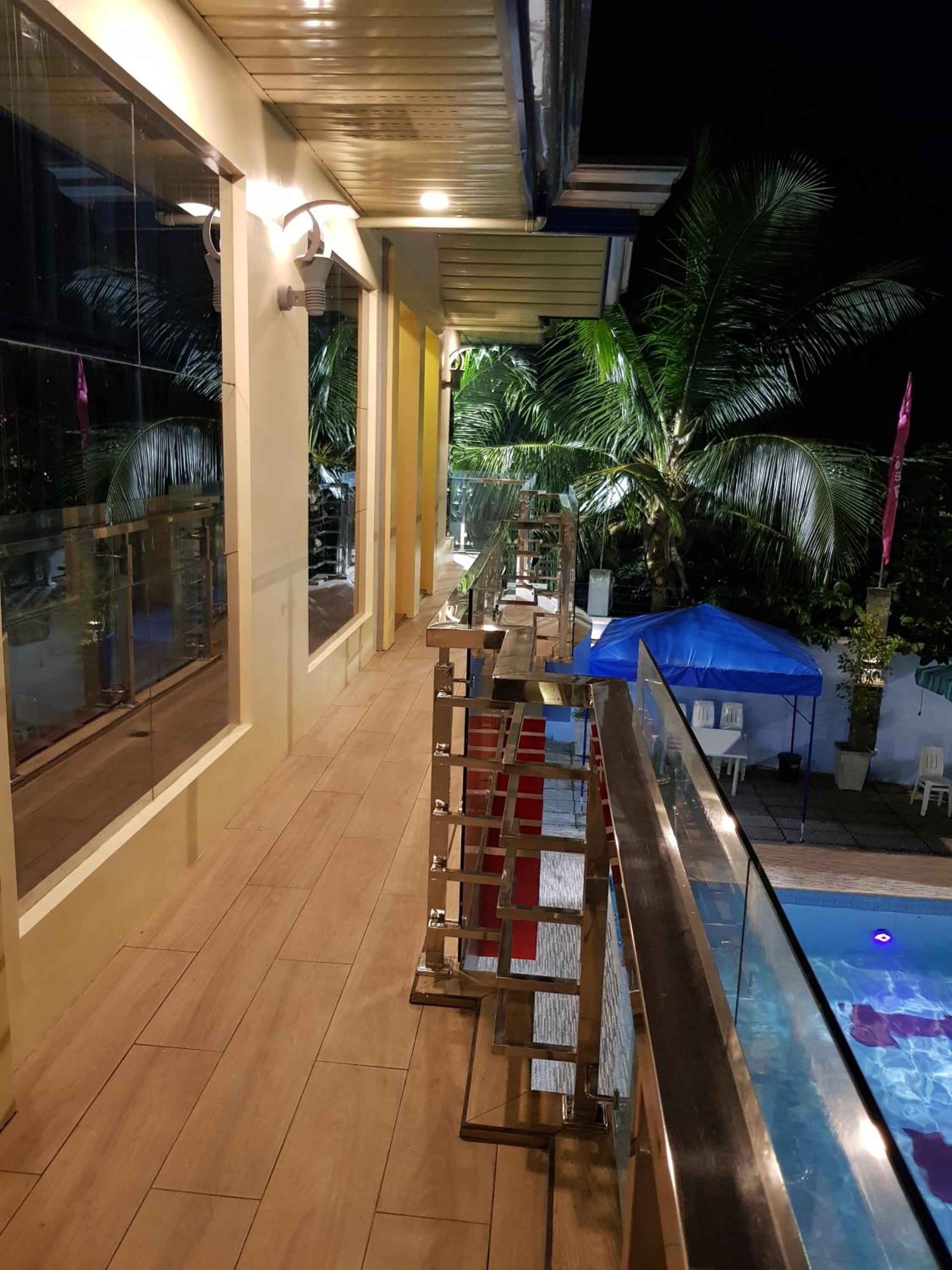 EDUARDO'S RESORT