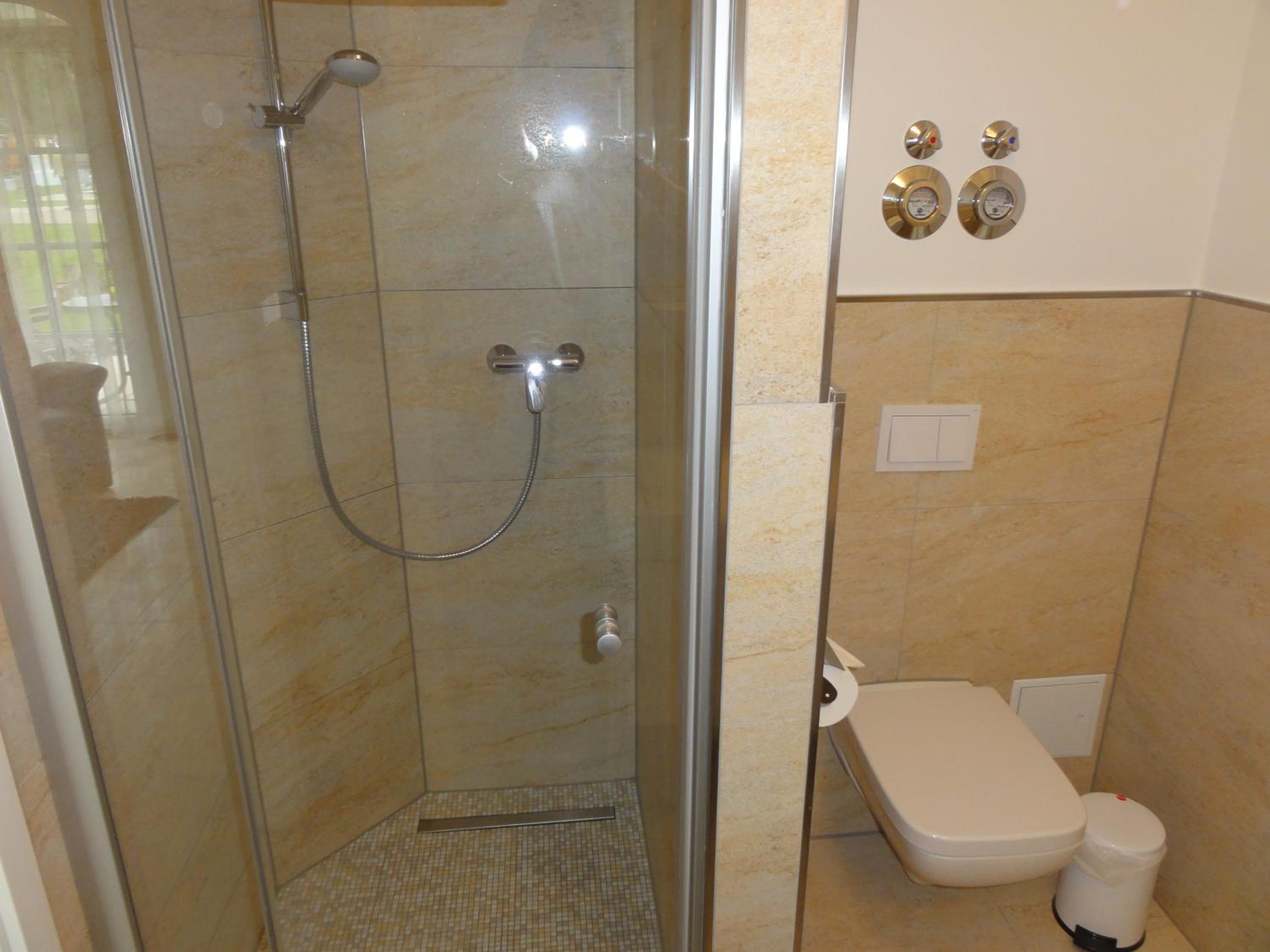 3 Zimmer Ferienwohnung Haus Meeresblick mit Meerblick A005 mit Südterrasse und Strandkorb