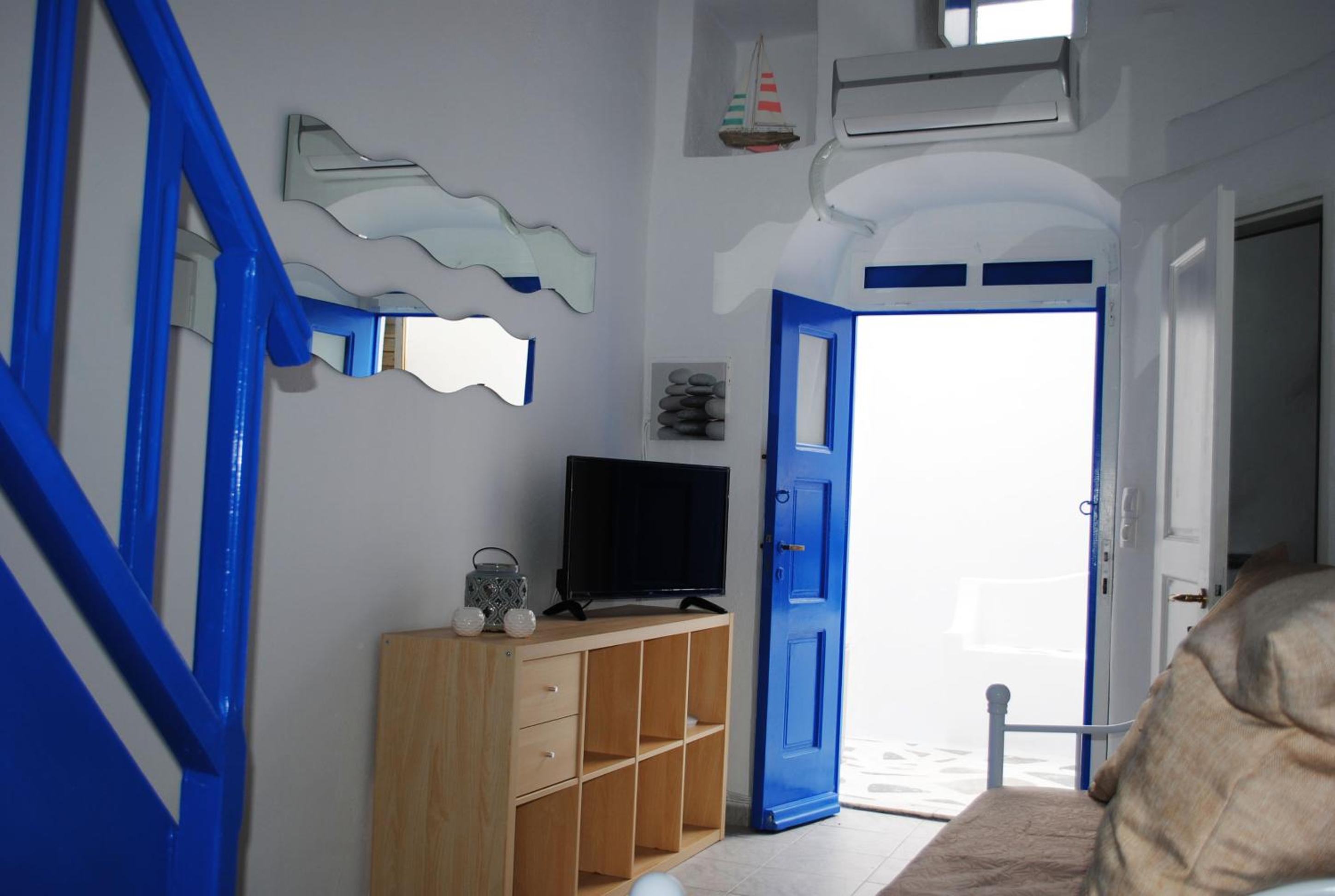 Elenitas Town House with veranda and sea view