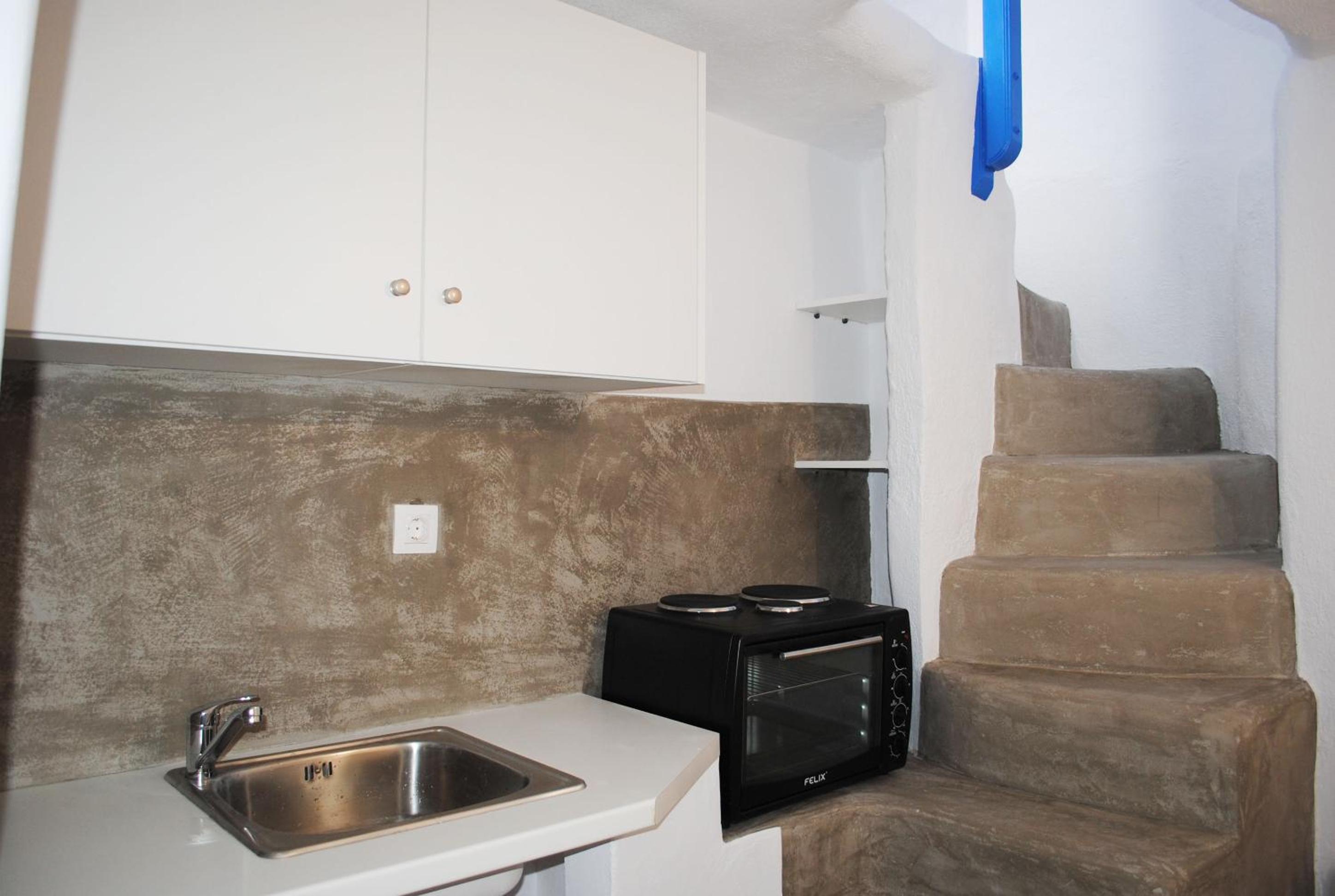 Elenitas Town House with veranda and sea view