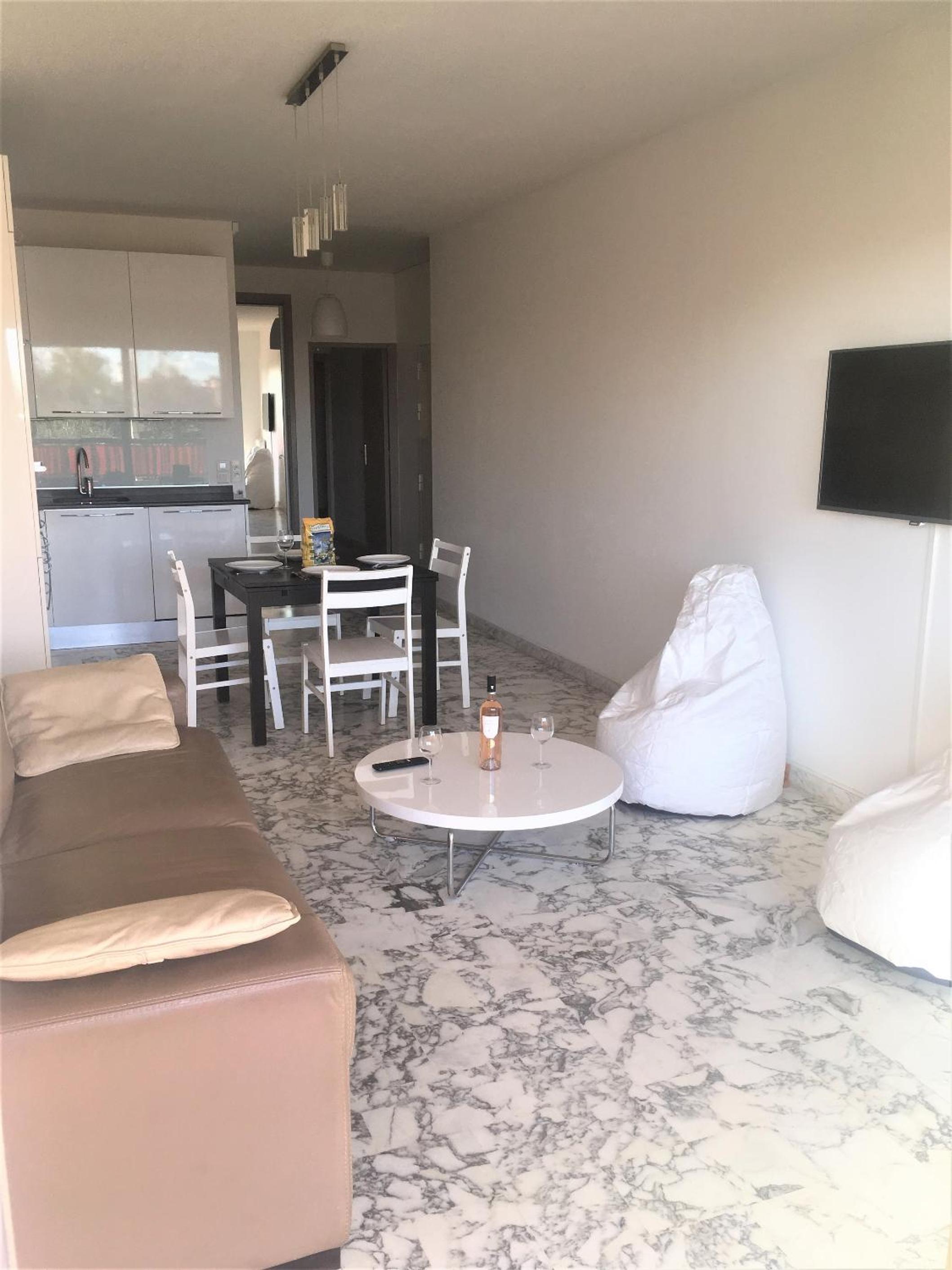Appartement de 1 à 6 personnes Beaulieu sur mer, climatisé, proche Nice et Monaco tout confort 2 chambres