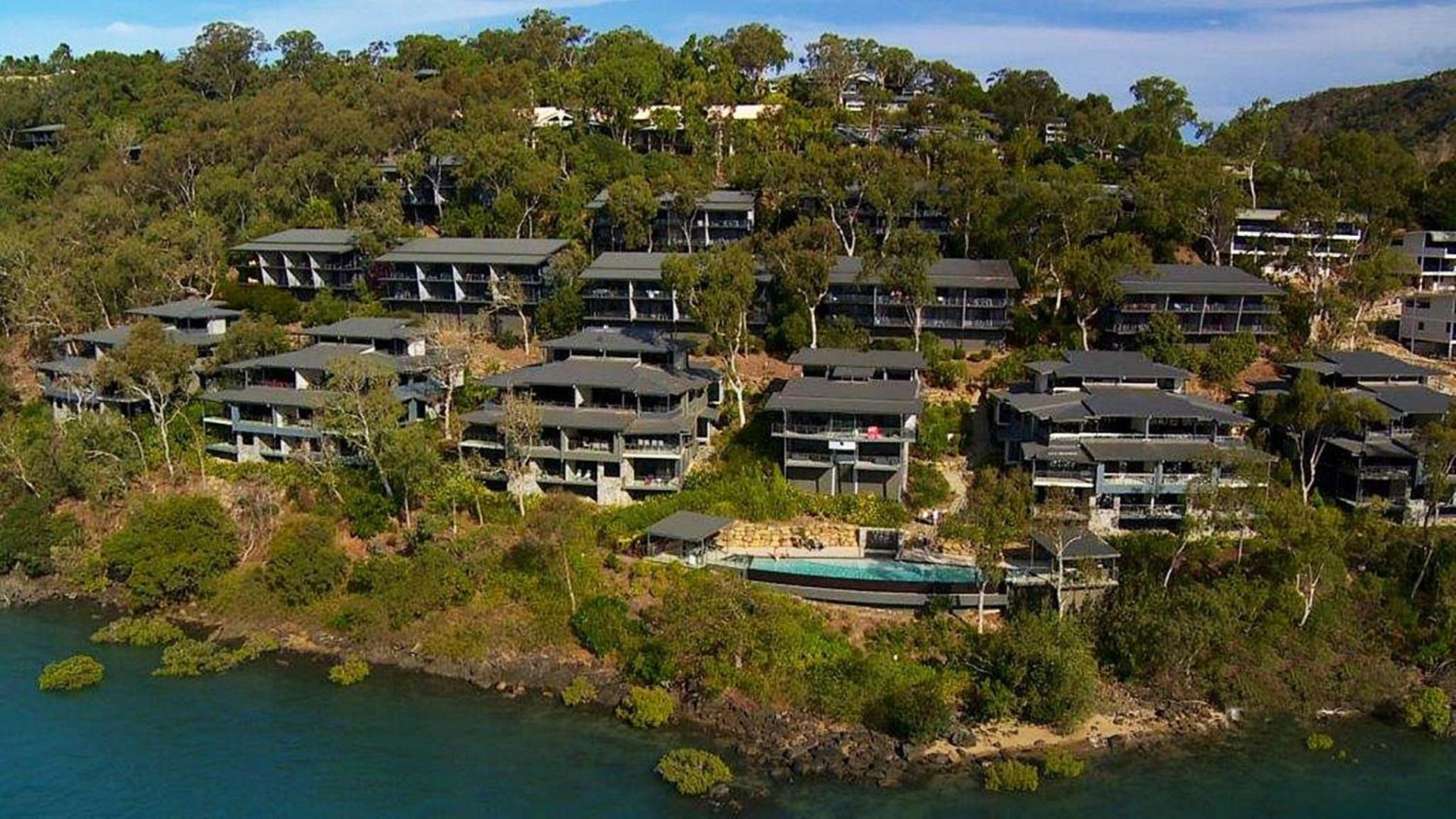 Edge 2 - Oceanfront Luxurious and Spacious 4 Bedroom Split Level Apartment with buggy and valet service