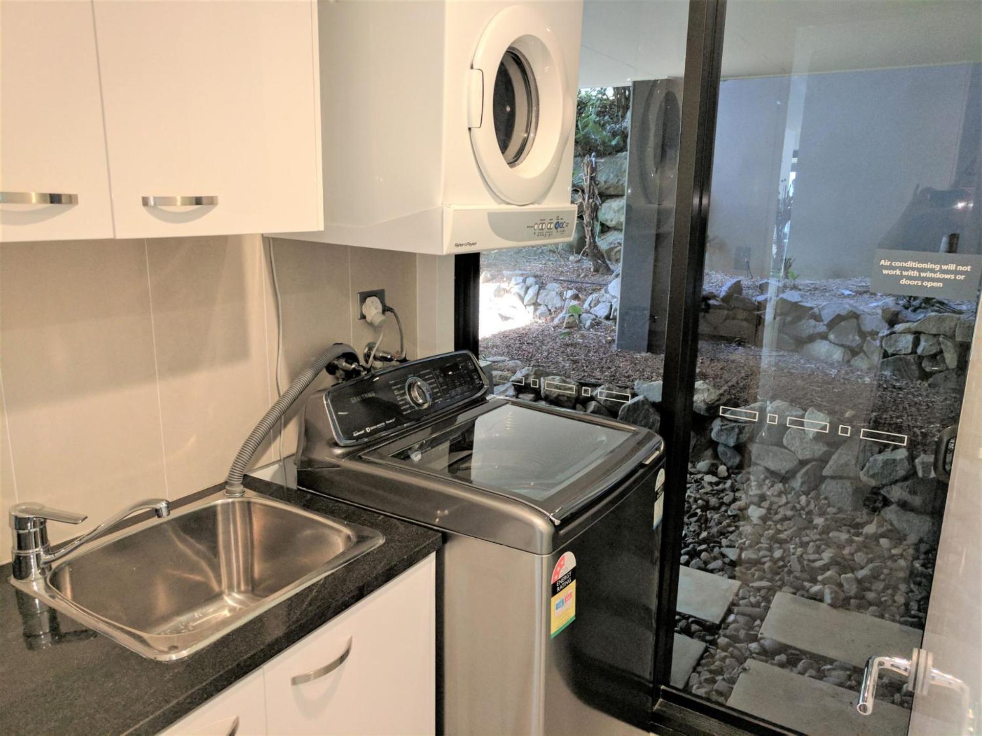 Edge 2 - Oceanfront Luxurious and Spacious 4 Bedroom Split Level Apartment with buggy and valet service