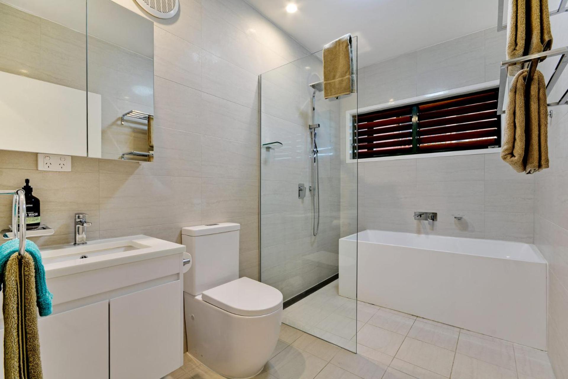 Casuarina 16 - 3 Bedroom House With 180 Degree Ocean Views, Buggy & Valet Service