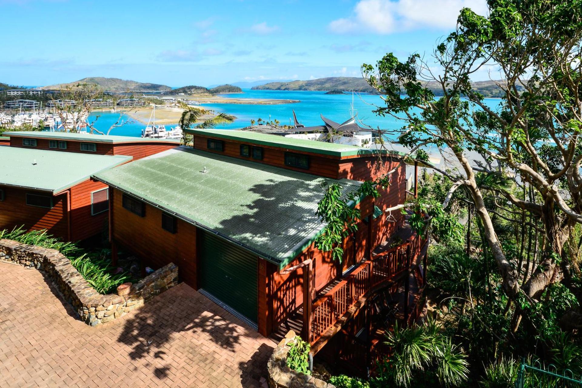 Casuarina 16 - 3 Bedroom House With 180 Degree Ocean Views, Buggy & Valet Service