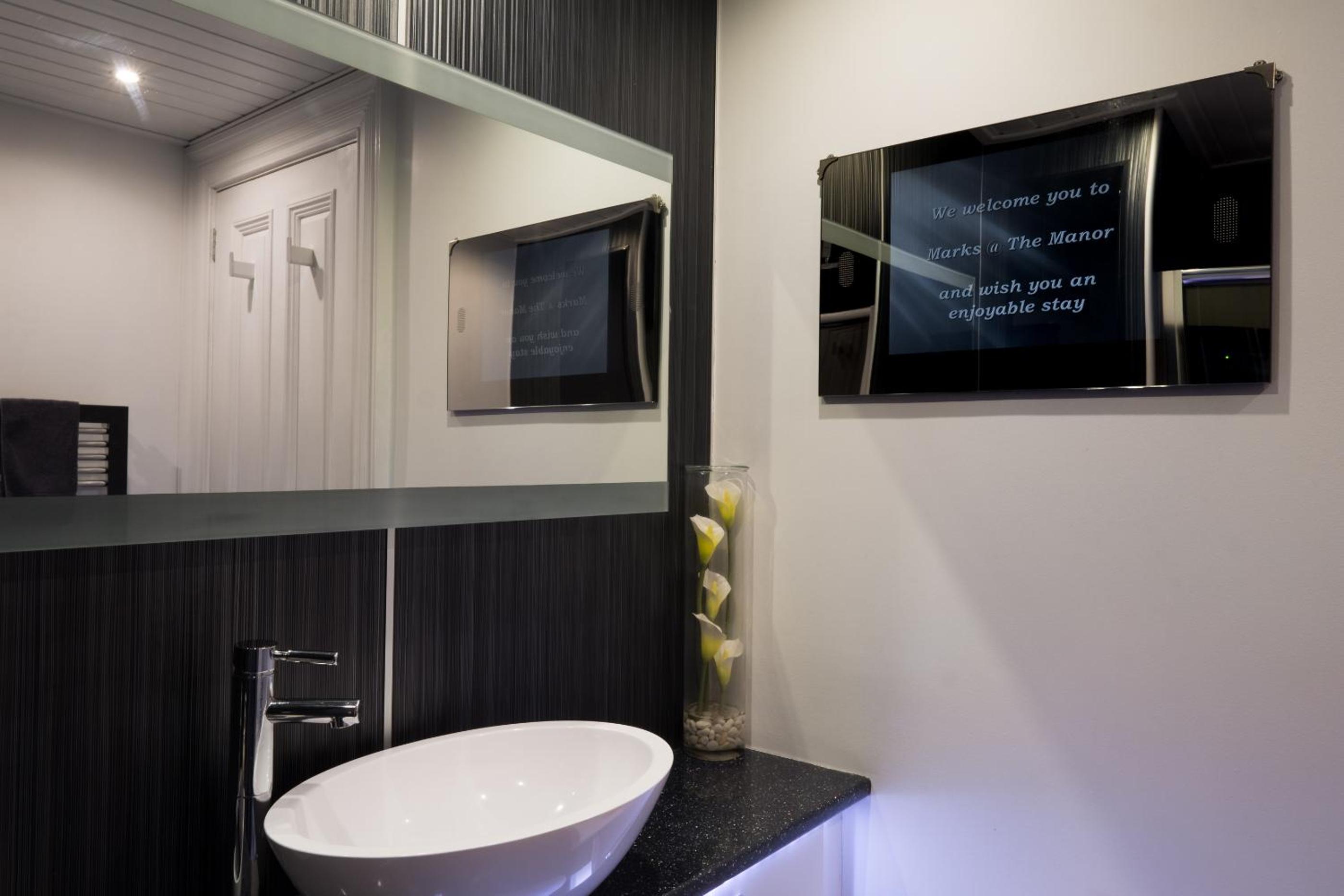 Marks At The Manor Luxury Riverside Apartments - Sleeps up to 4, with Parking and Sky TV