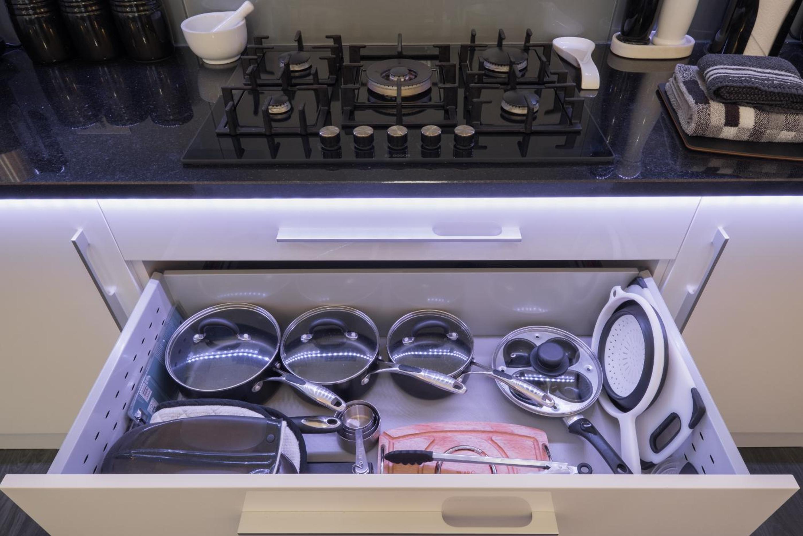 Marks At The Manor Luxury Riverside Apartments - Sleeps up to 4, with Parking and Sky TV