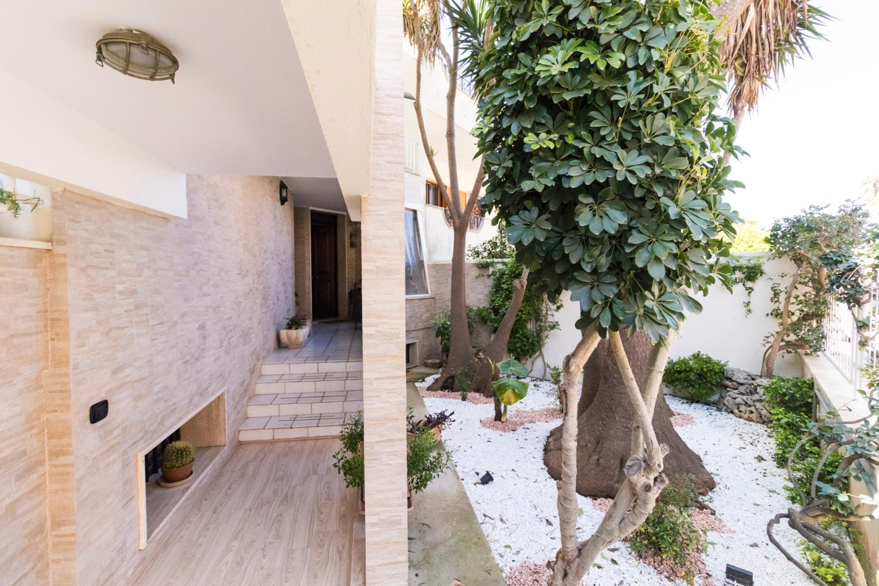 Hotel B&B Luxury - Image 1