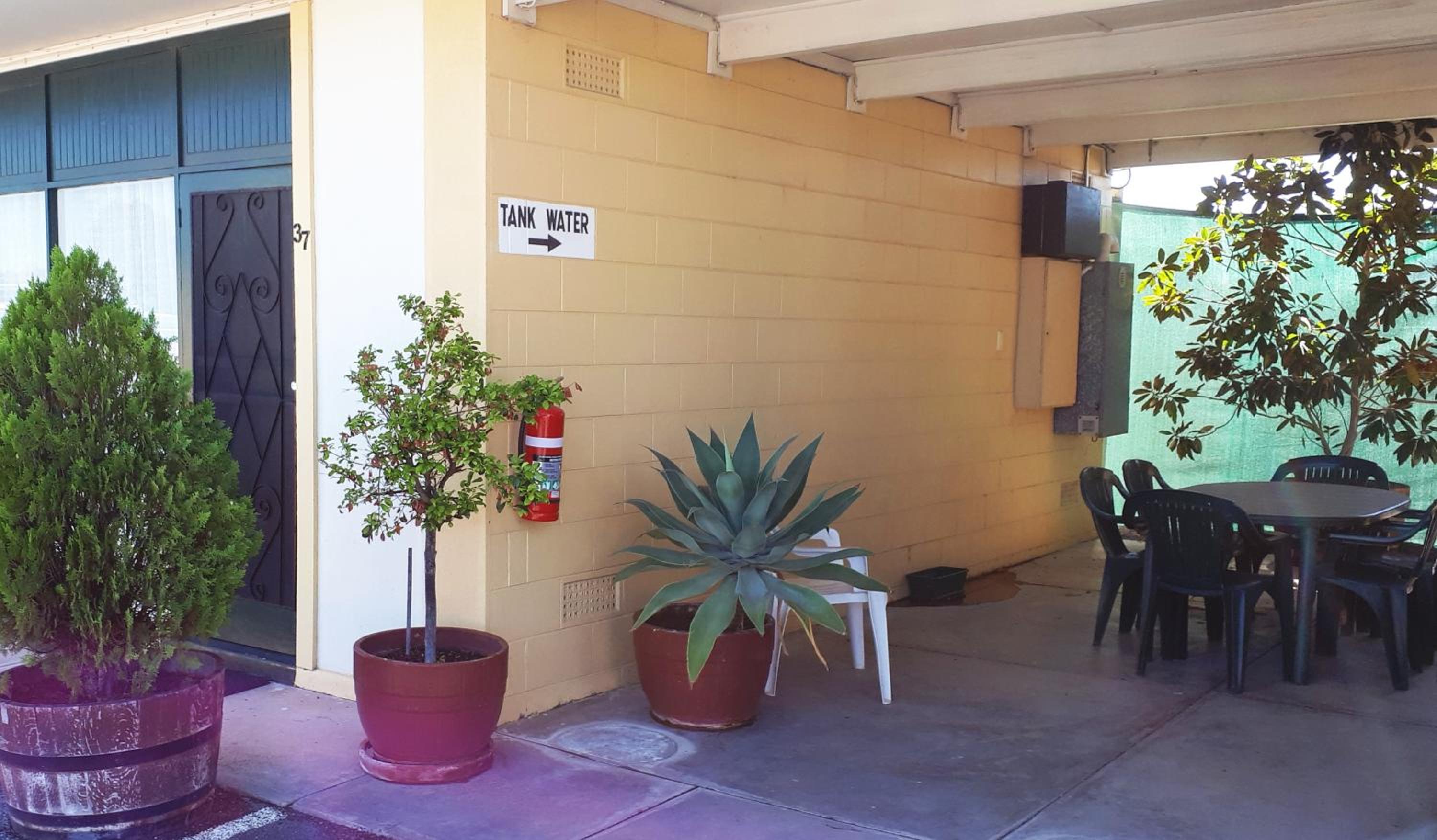 Bordertown Motel