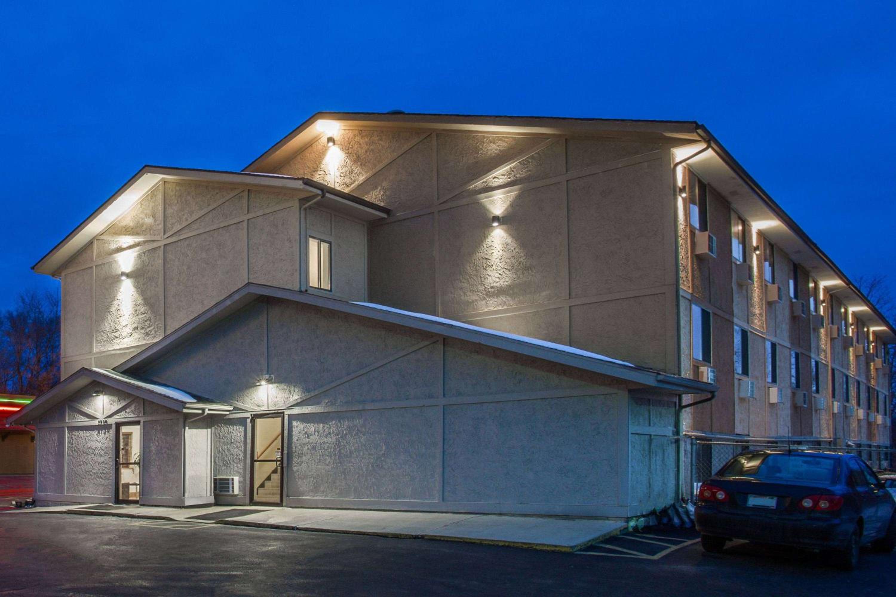 Super 8 by Wyndham Dubuque view 3