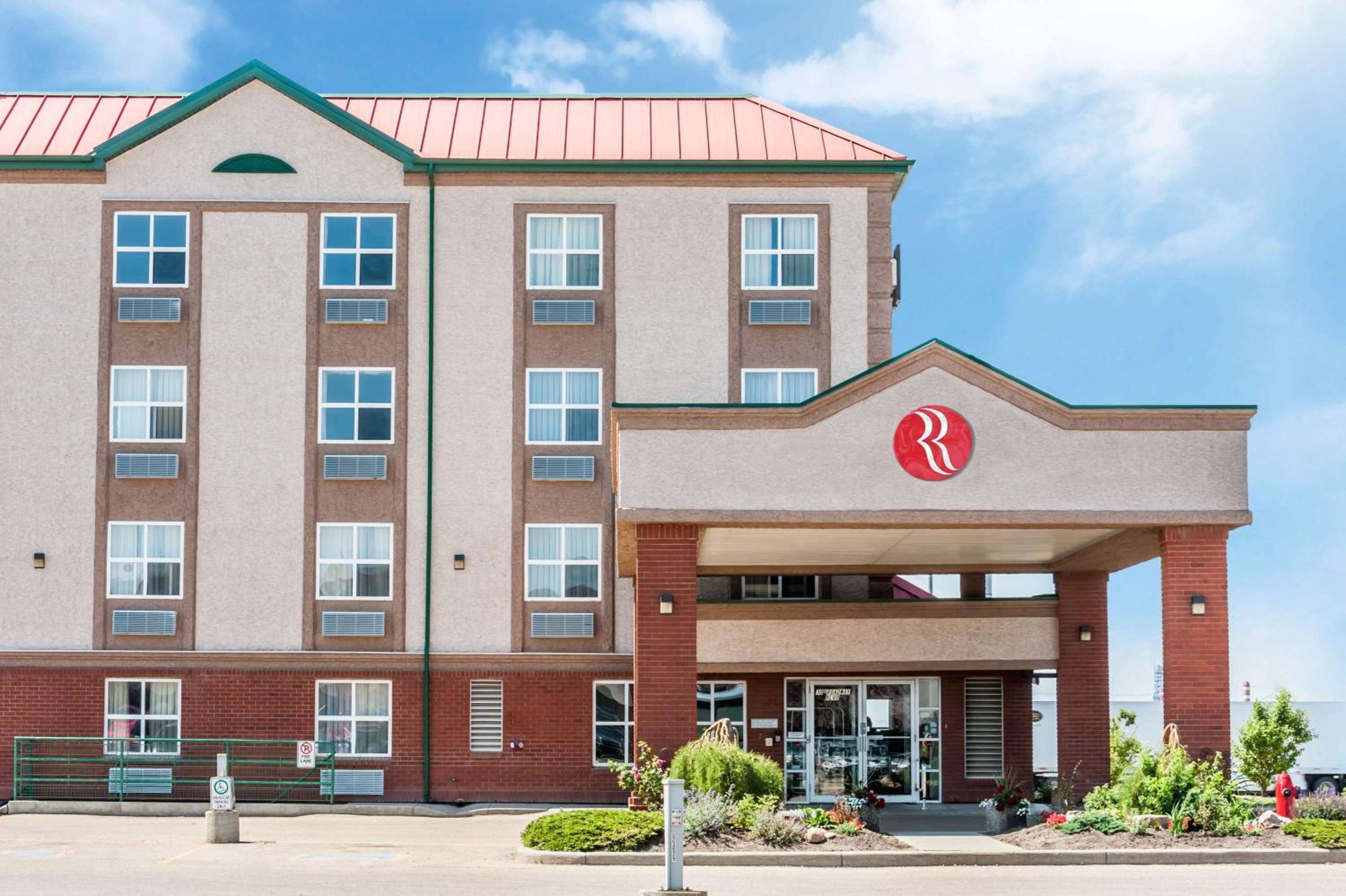 Hotel Ramada by Wyndham Sherwood Park - Image 1