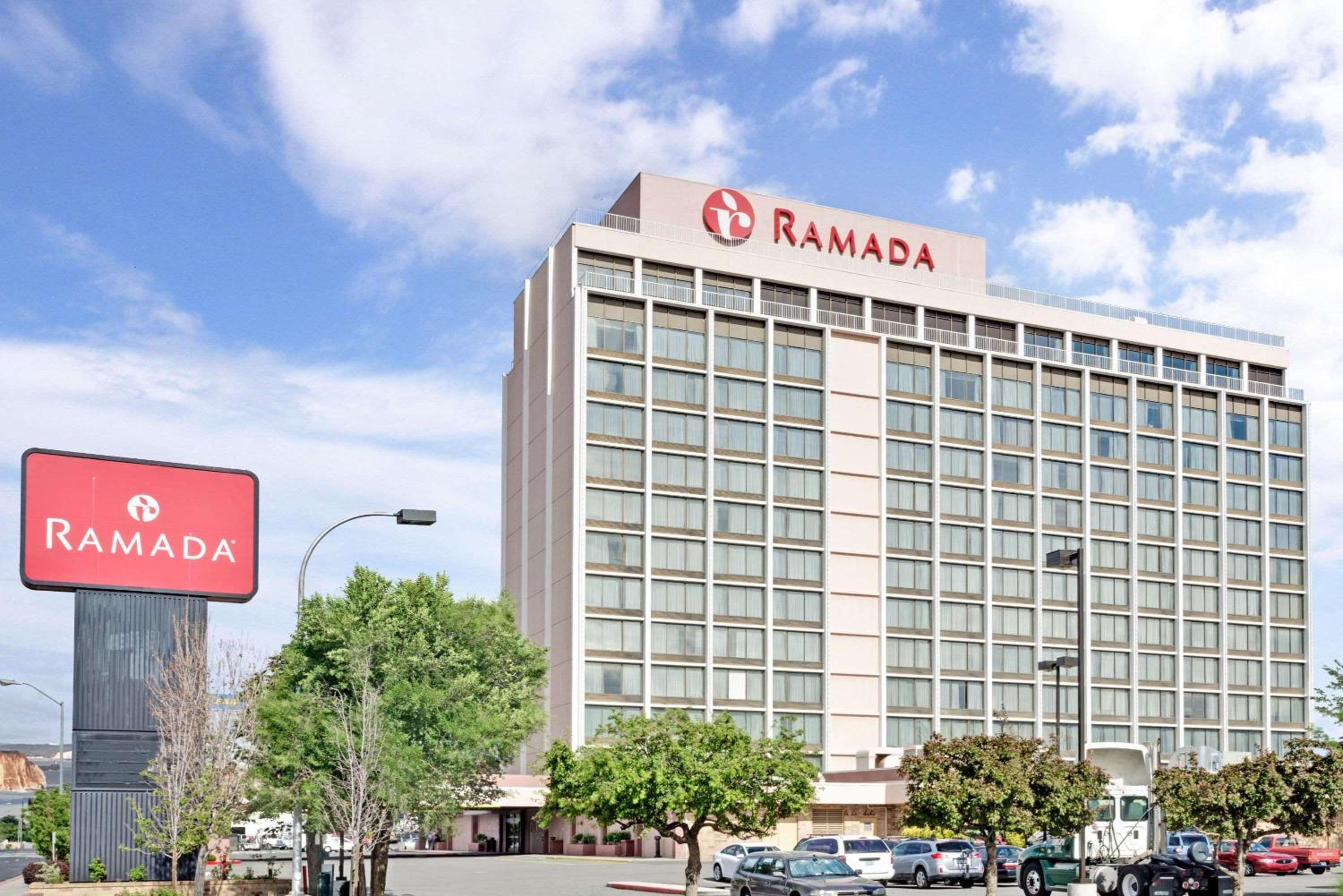 Reno Vacations - Ramada by Wyndham Reno Hotel Casino - Property Image 16