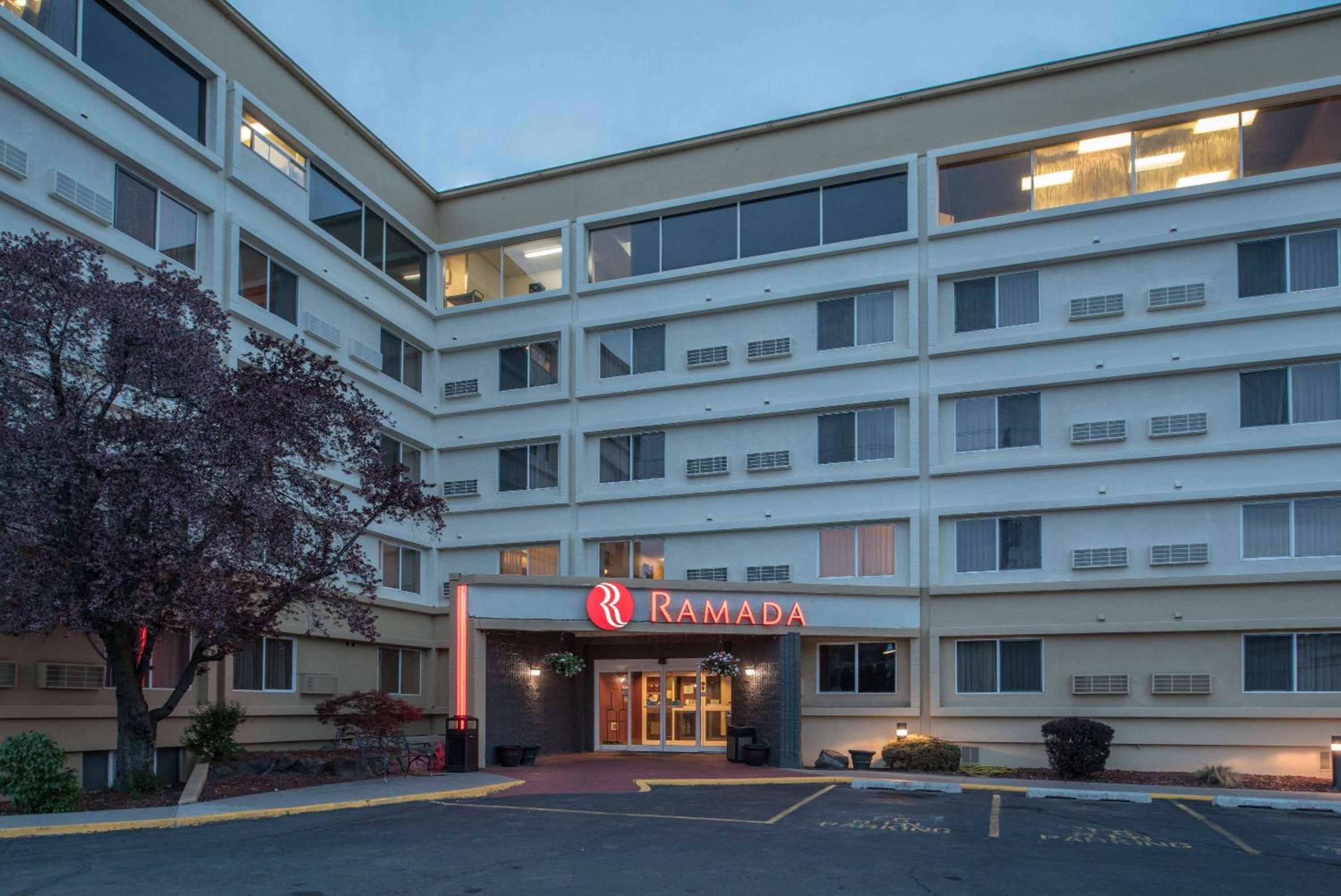 Hotel Ramada by Wyndham Downtown Spokane