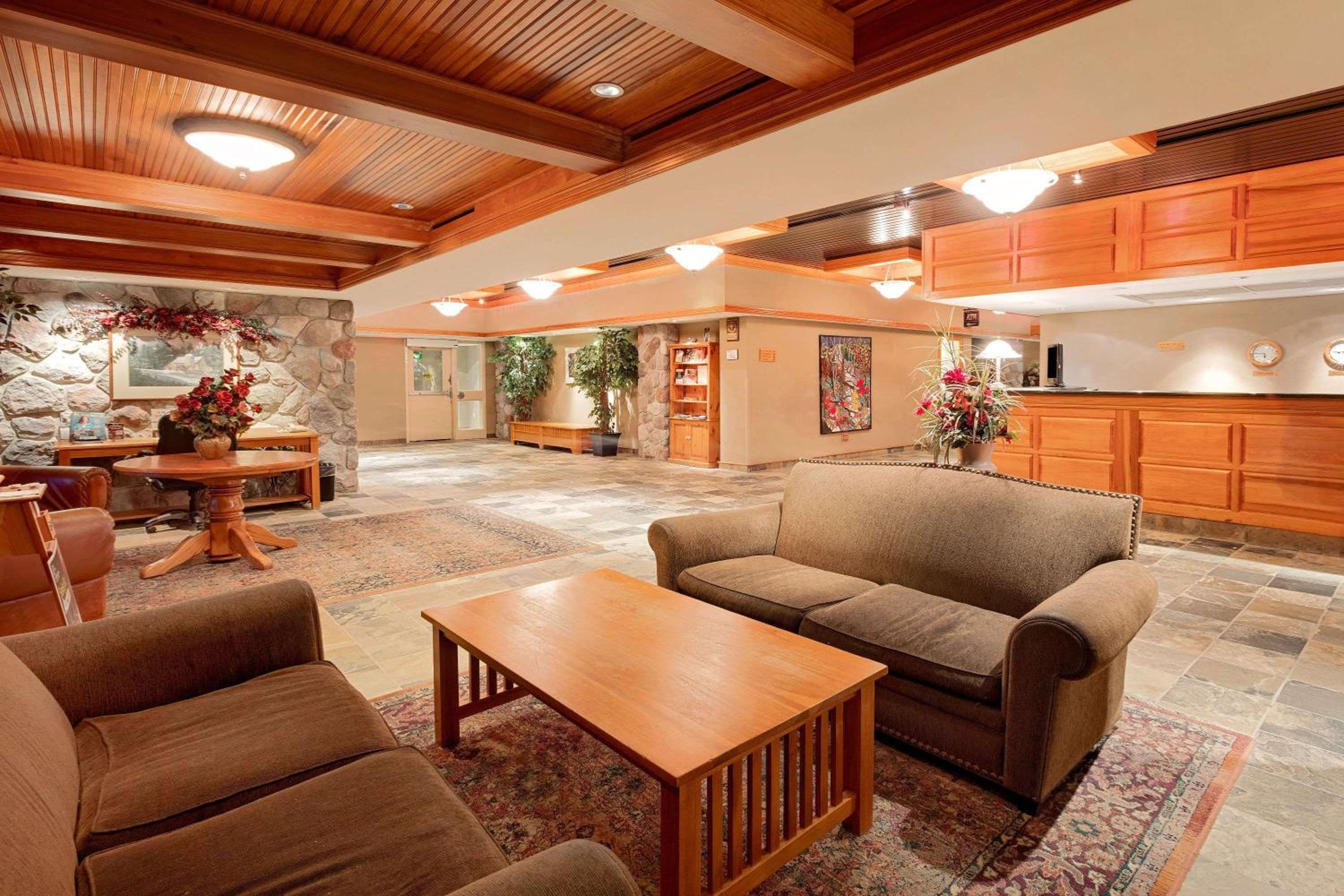 Ramada by Wyndham Pinewood Park Resort North Bay view 4