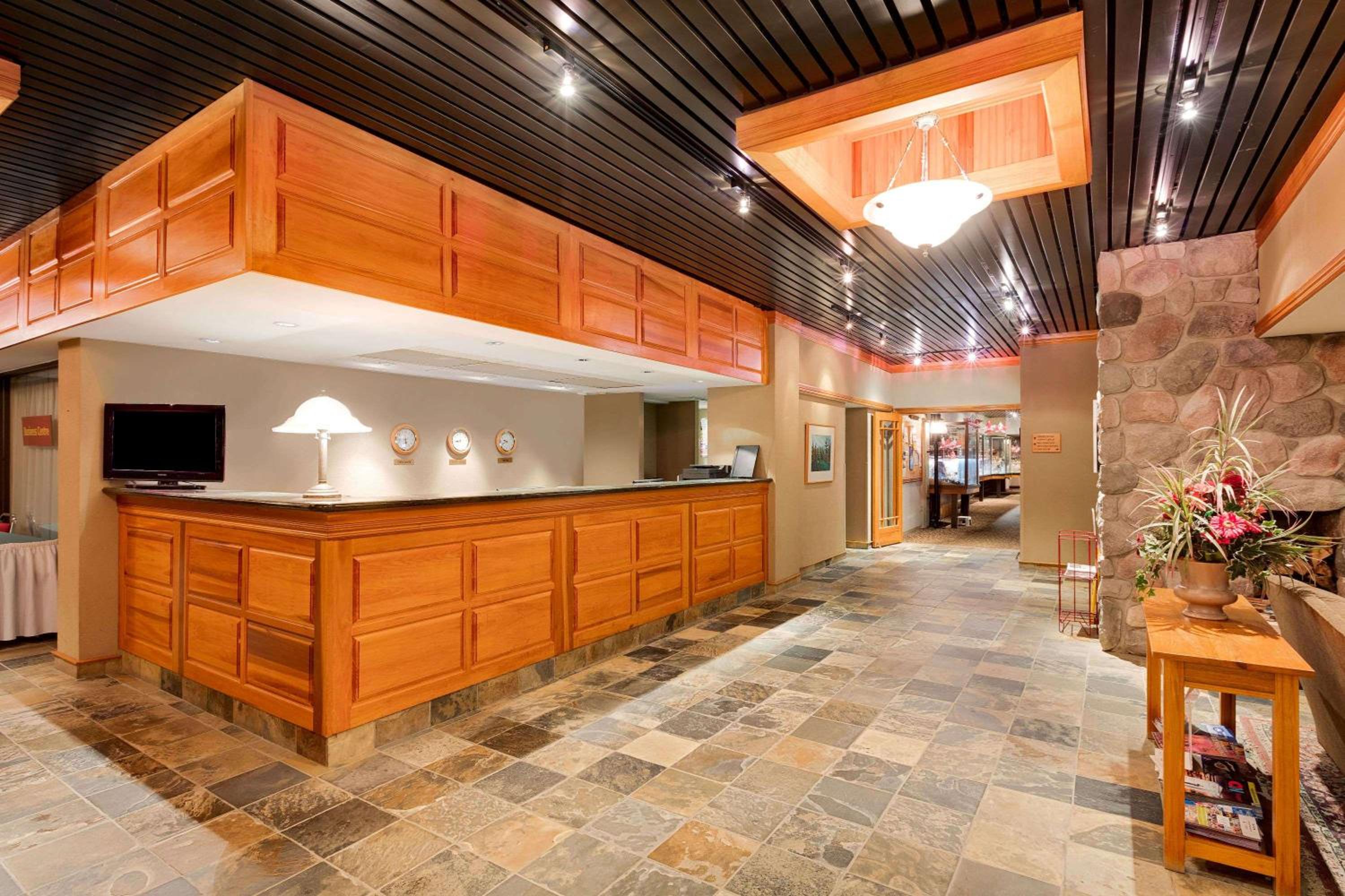 Ramada by Wyndham Pinewood Park Resort North Bay view 5