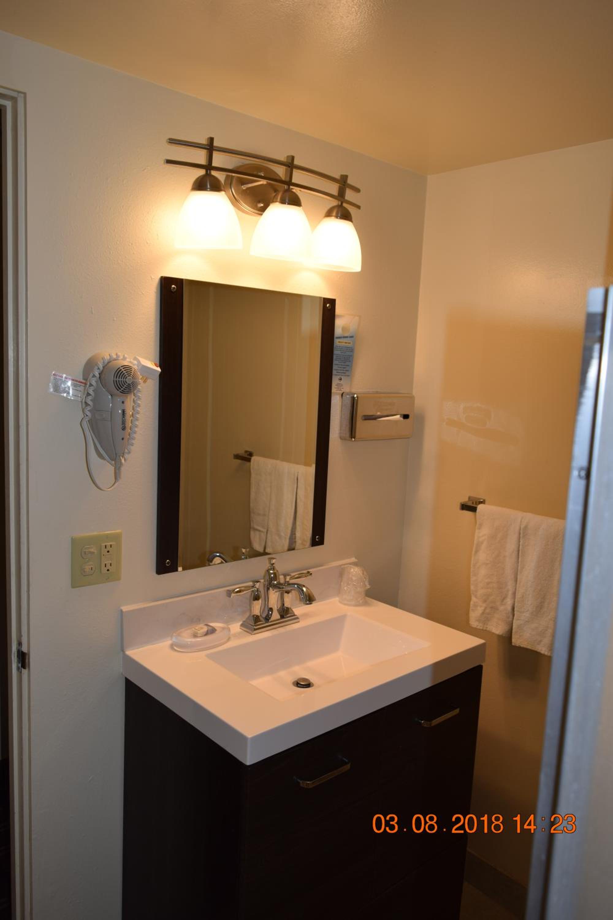 Stanlunds Inn and Suites - Property Image 4