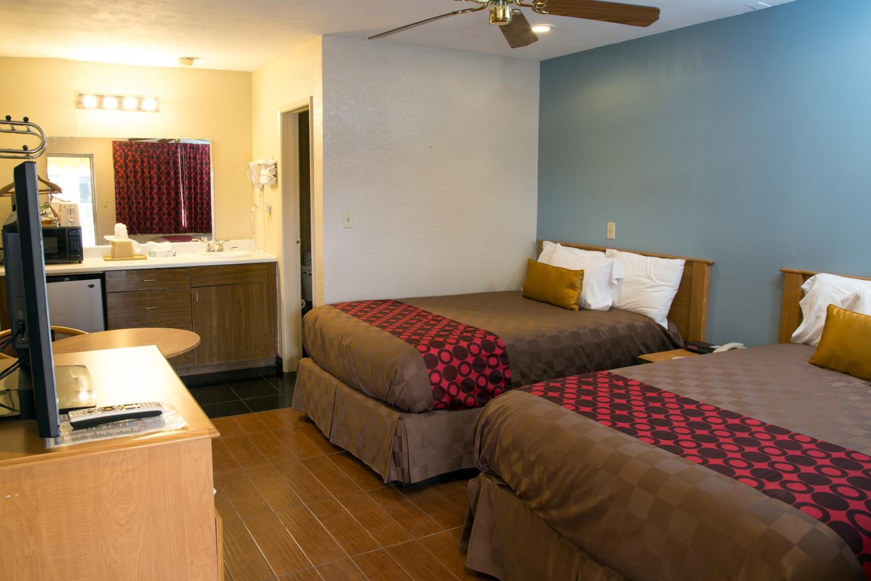 Townhouse Inn and Suites